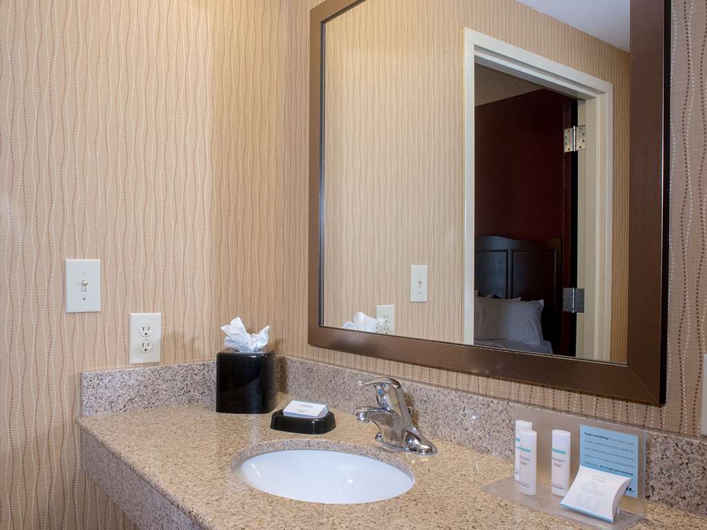 Hampton Inn & Suites Woodstock, VA Image