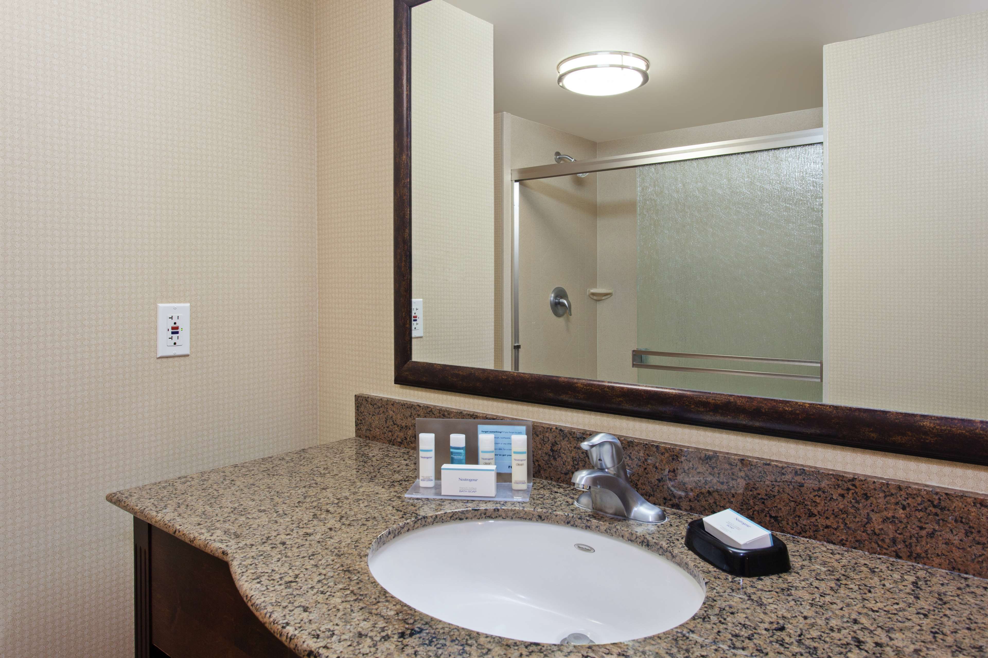 Guest room bath