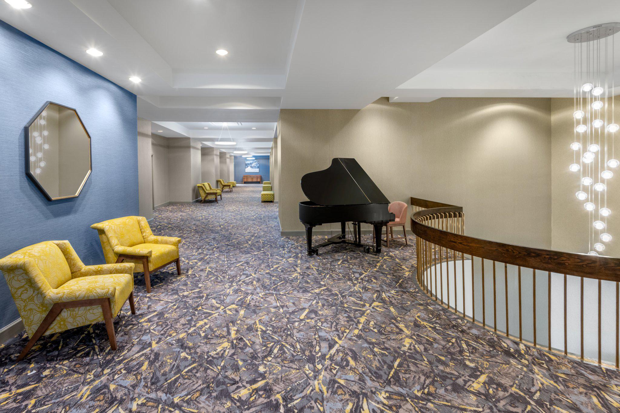 Holiday Inn & Suites Pittsfield-Berkshires Photo