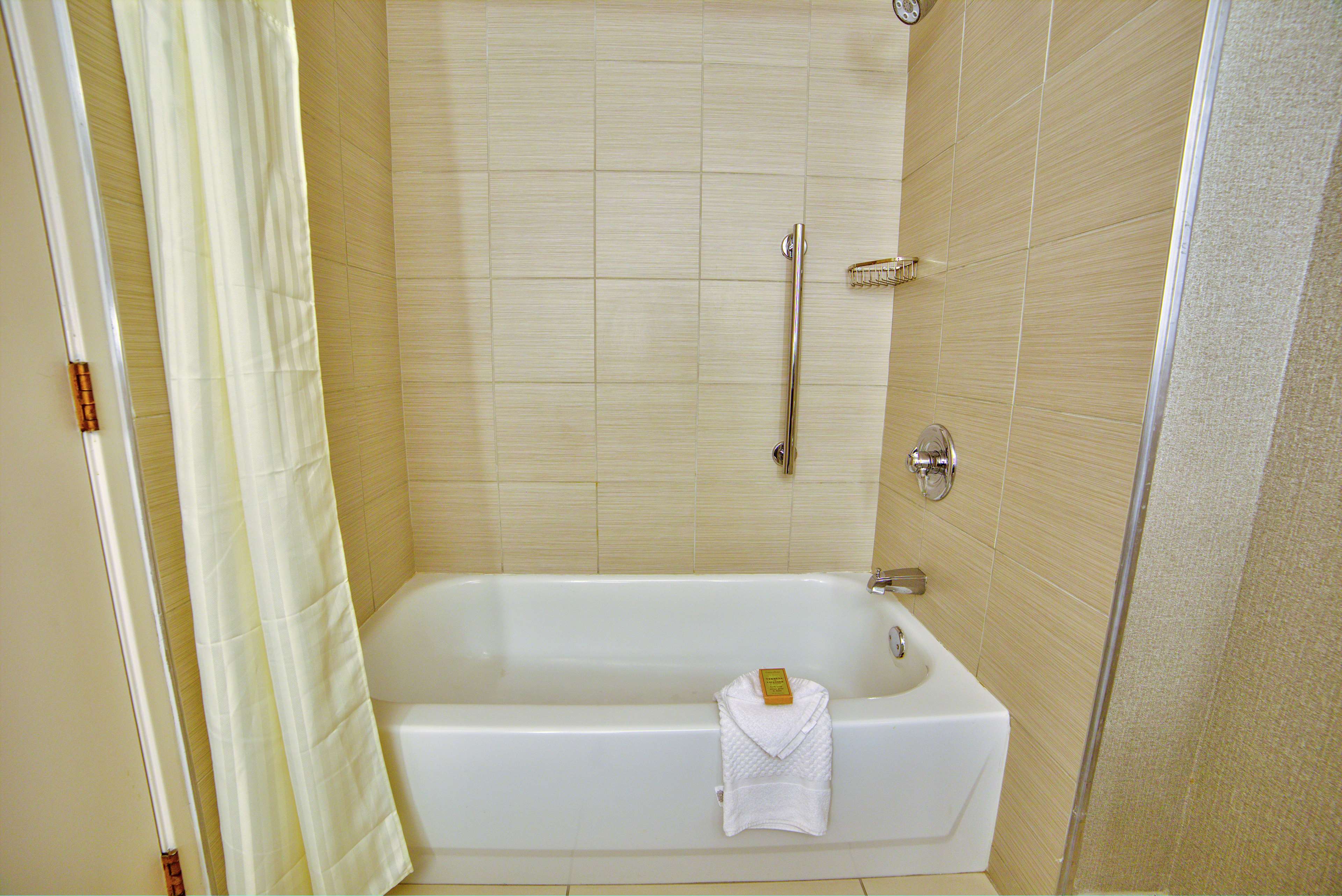 Guest room bath