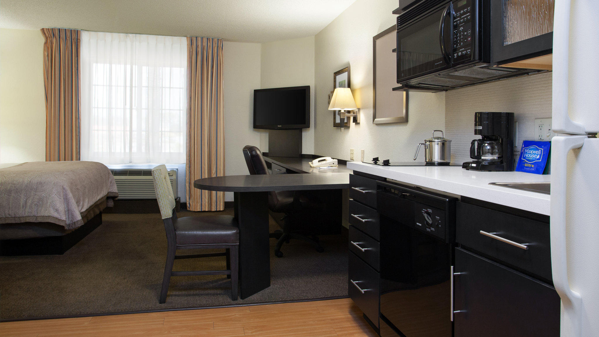 Candlewood Suites Charlotte-University Photo