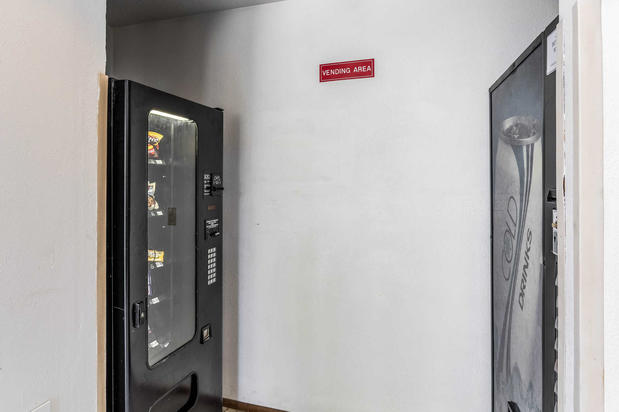 Images Econo Lodge Inn & Suites