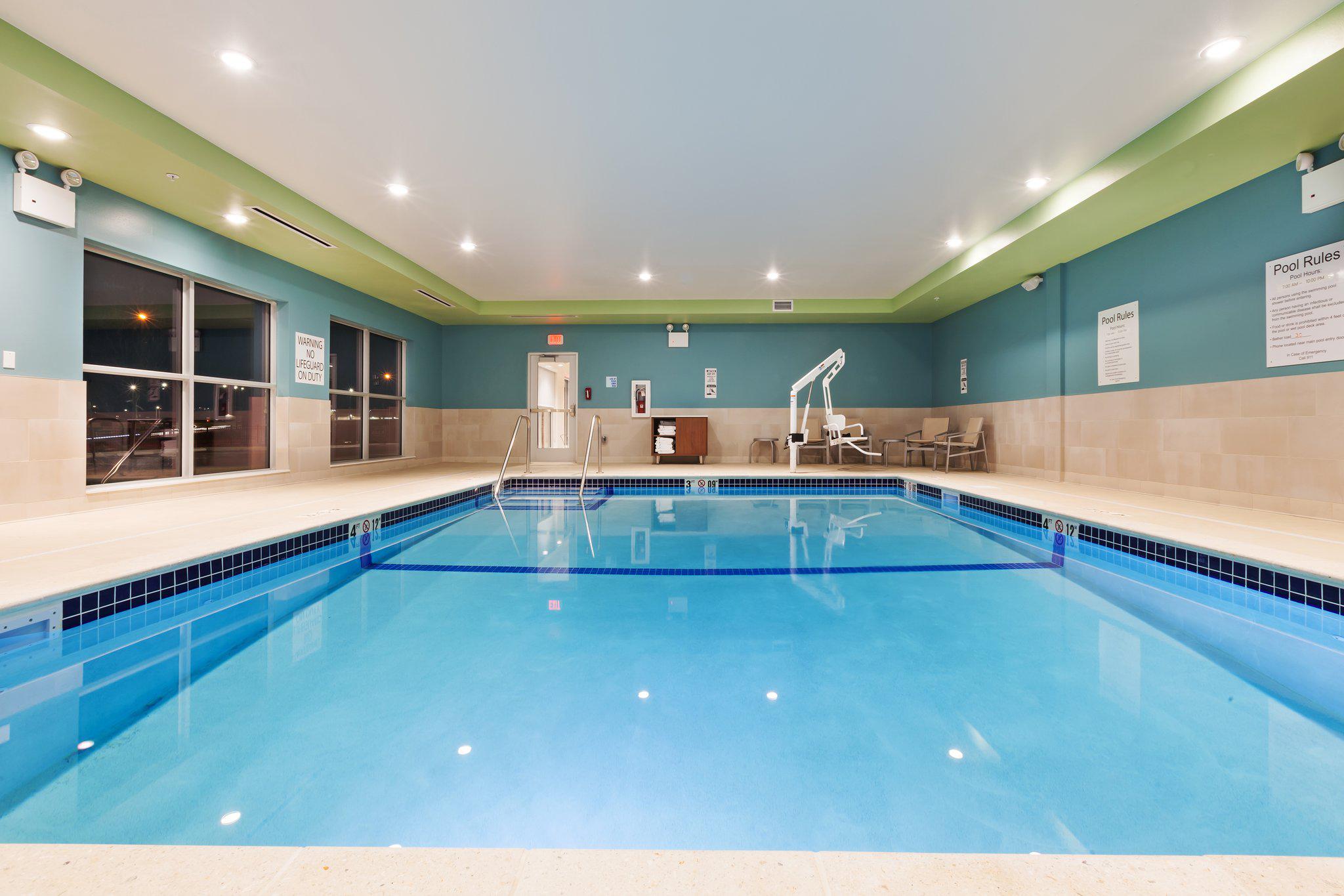 Holiday Inn Express & Suites Lenexa - Overland Park Area Photo