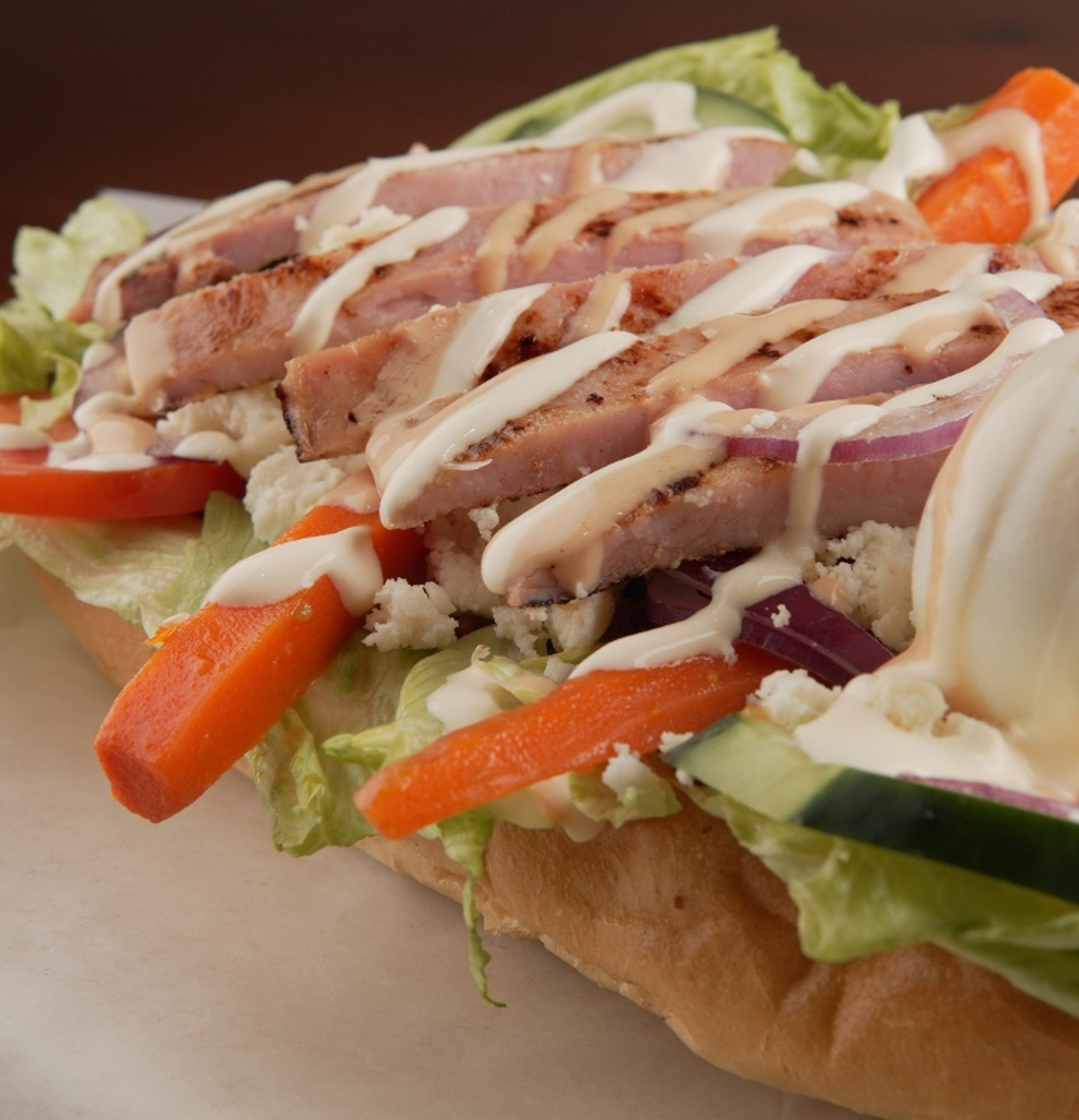 Pan con Ripio (Casamiento, Lechuga, Tomate, Cebolla, Crema, Queso, Aderezo, Huevoduro)