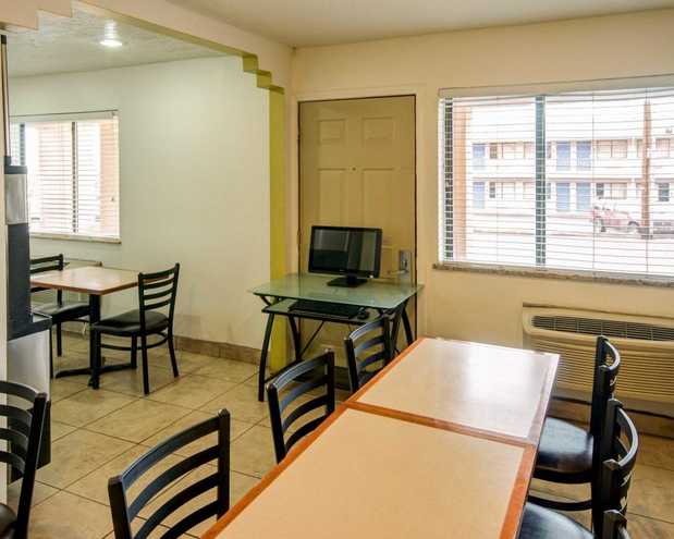 Images Econo Lodge East