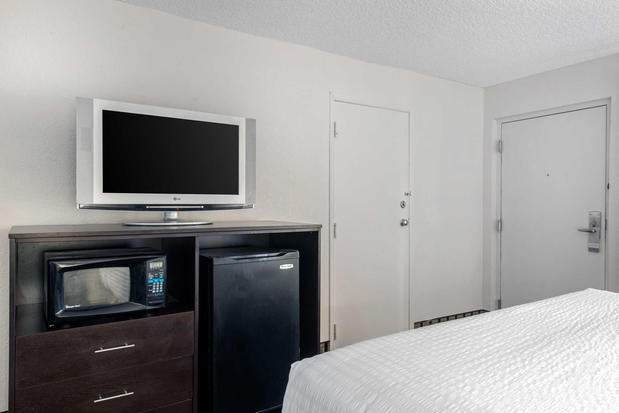 Images Clarion Inn & Suites