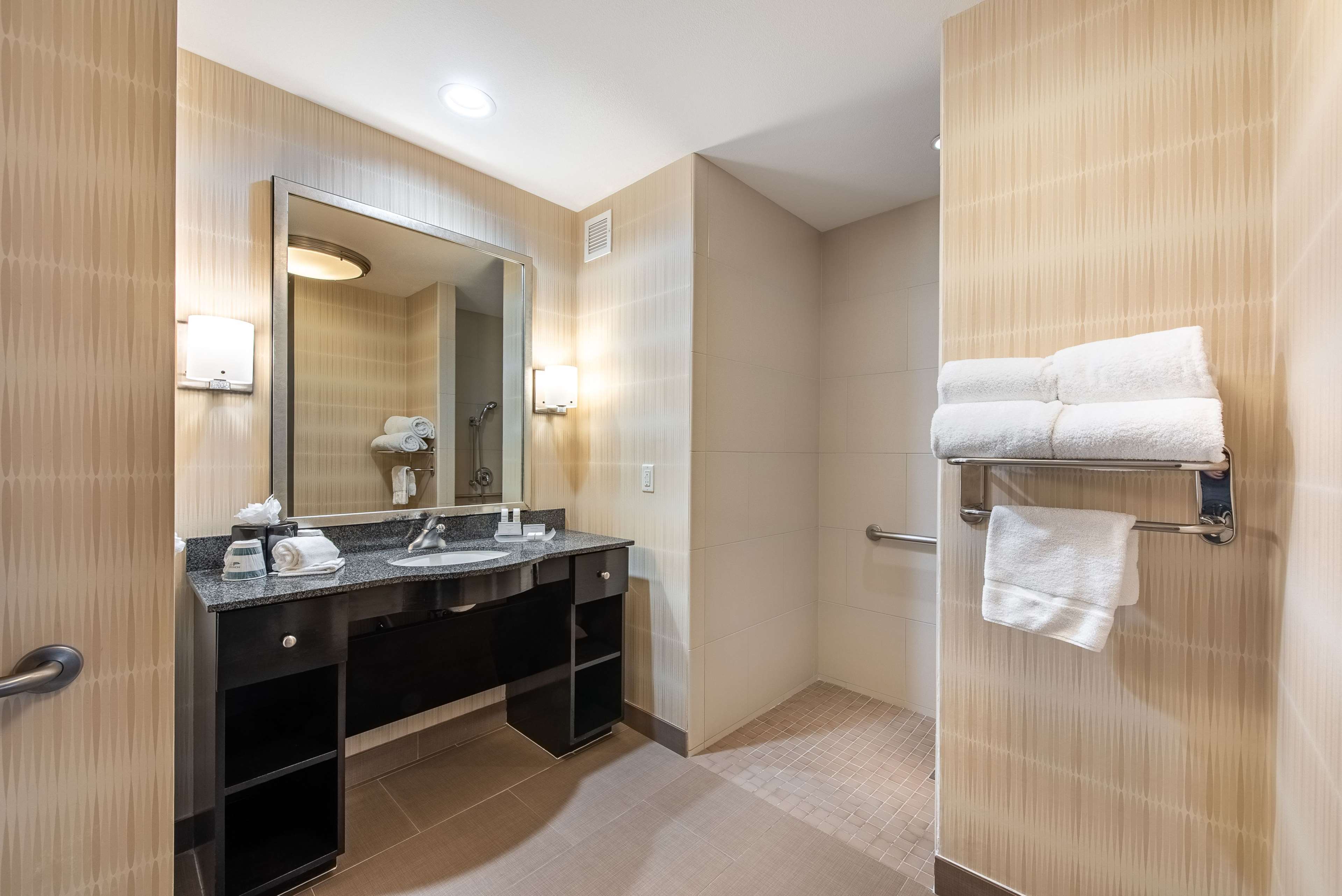 Guest room bath
