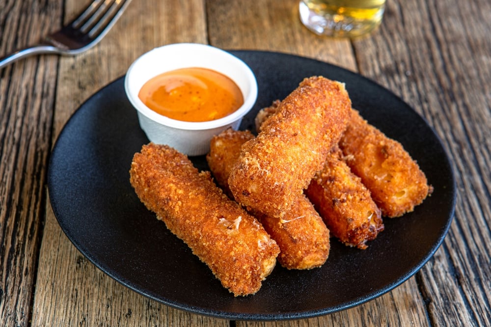 MOZZARELLA STICKS & SAUCE