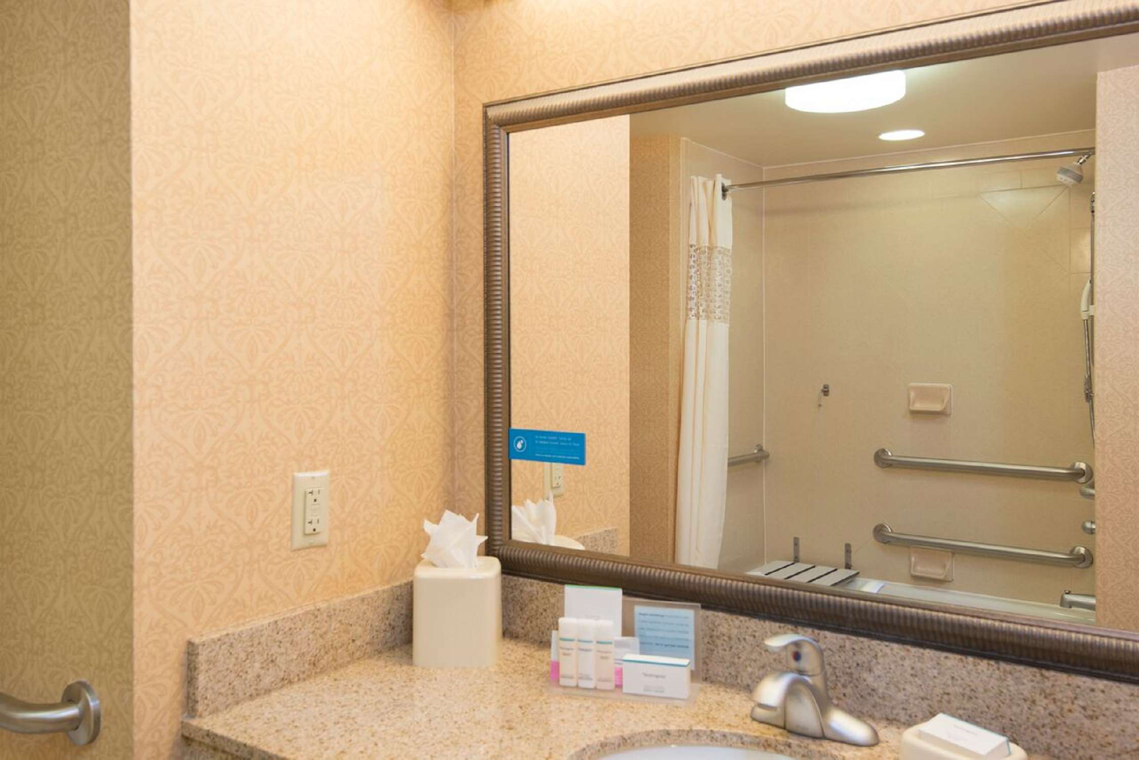 Guest room bath
