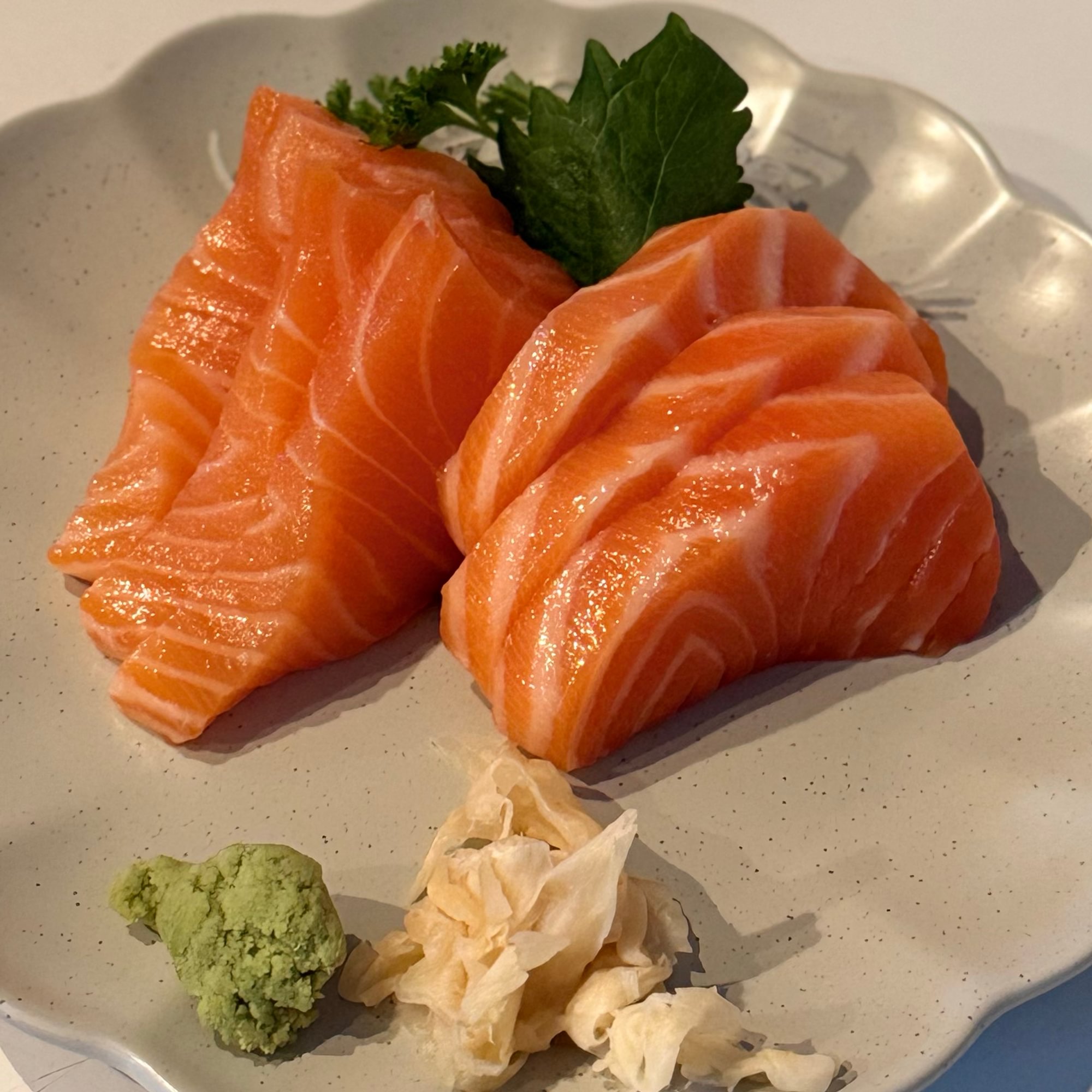 Salmon sushi (2pcs) / sashimi (3 pcs)