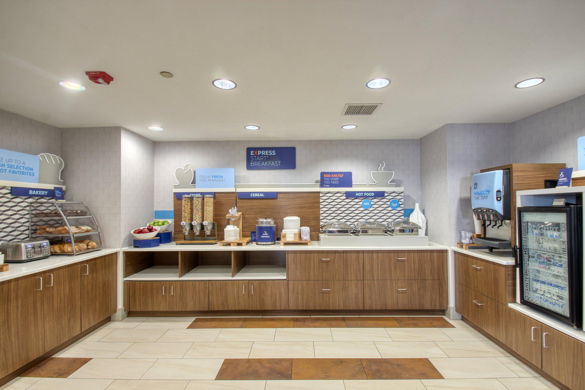 Holiday Inn Express & Suites Milwaukee Airport Photo