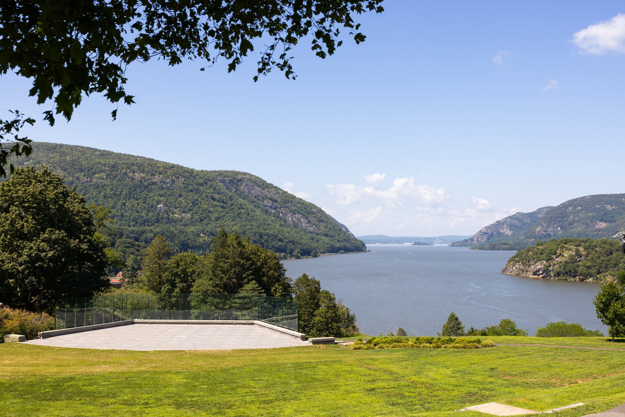 IHG Army Hotels Beat Navy House - Historia Image