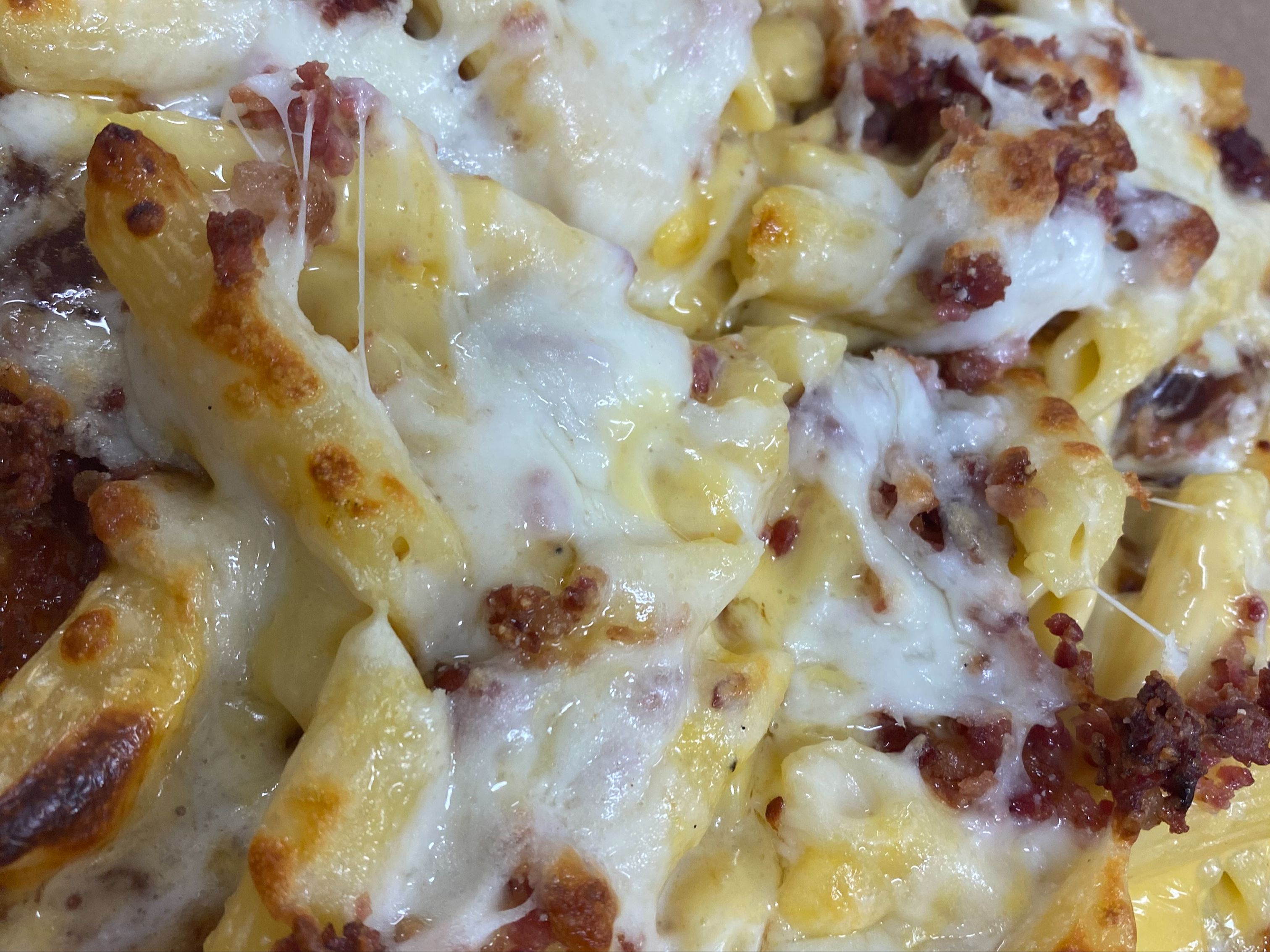 Hunter"s Pond Apartments Mac & Cheese Pizza