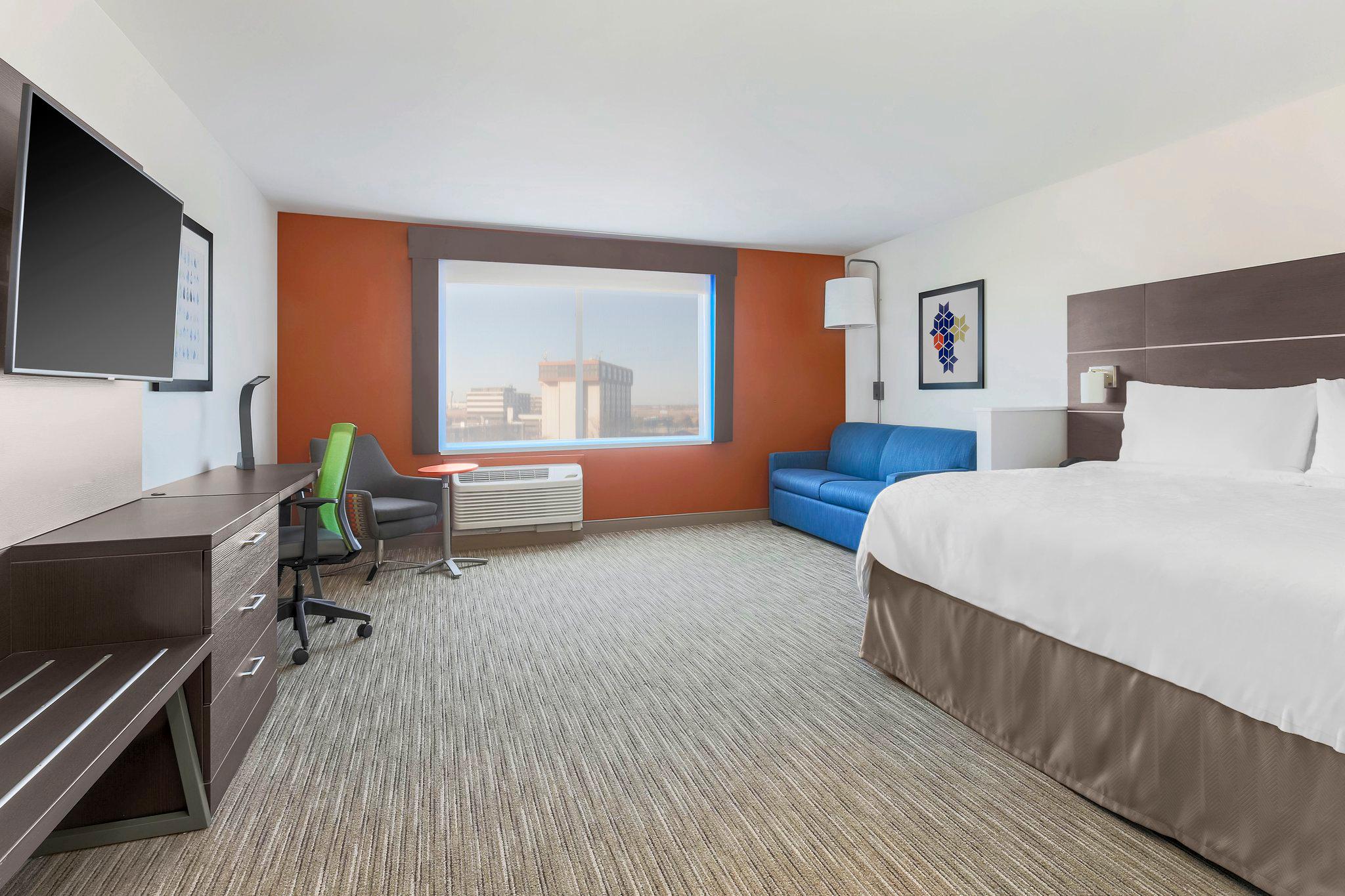 Holiday Inn Express & Suites Chicago O'Hare Airport Photo