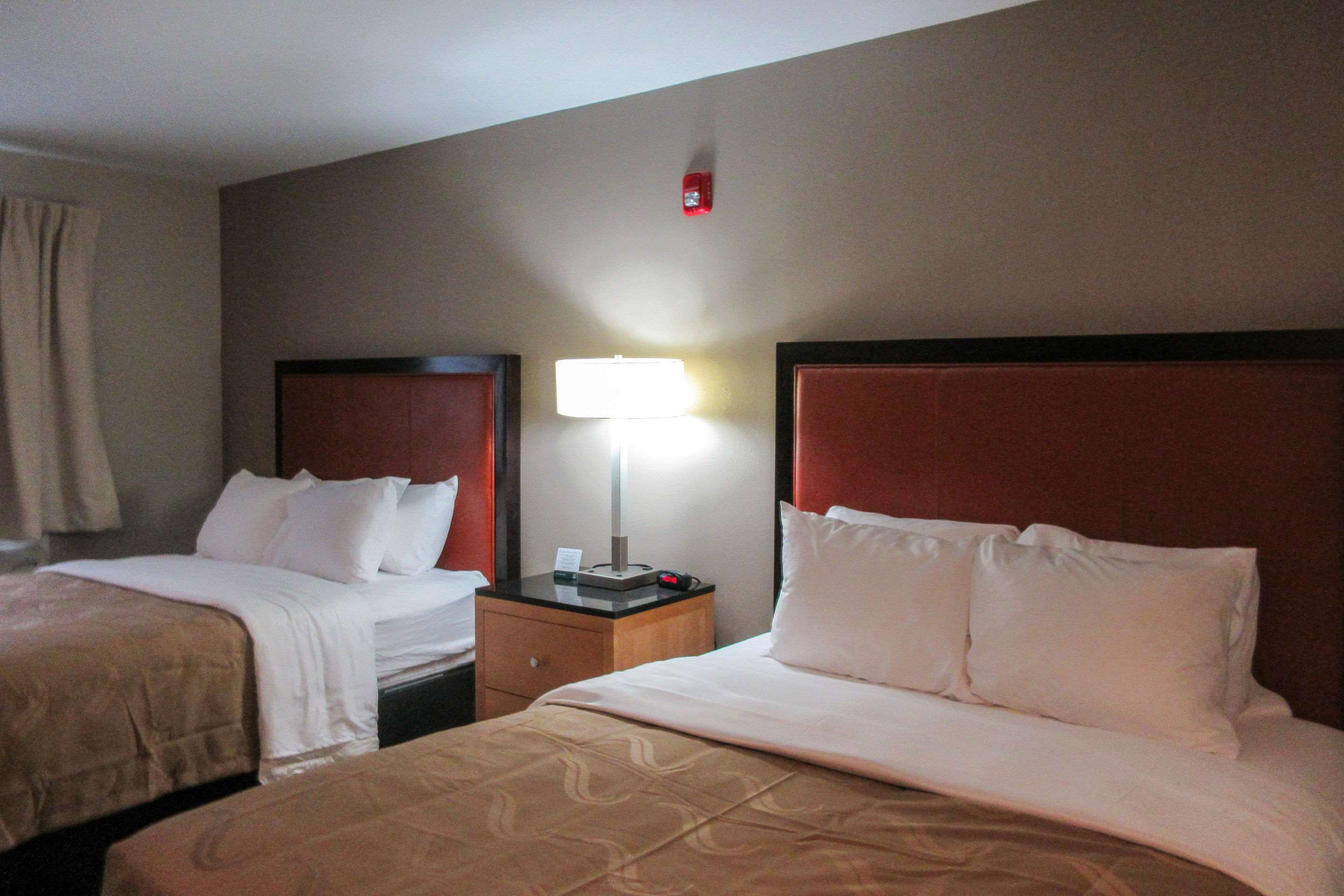 Quality Inn & Suites Evansville Downtown Photo