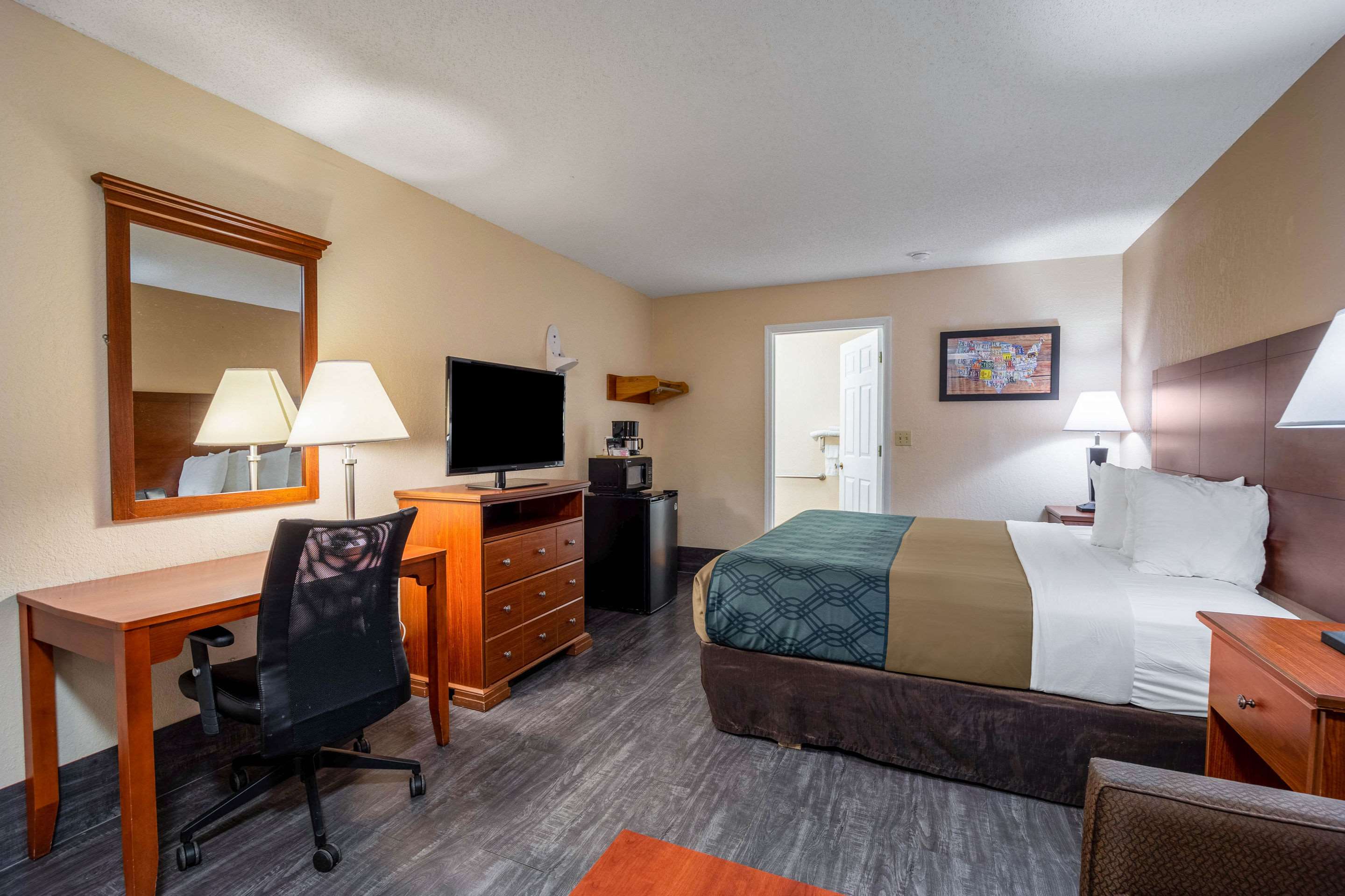 Econo Lodge Inn & Suites Photo