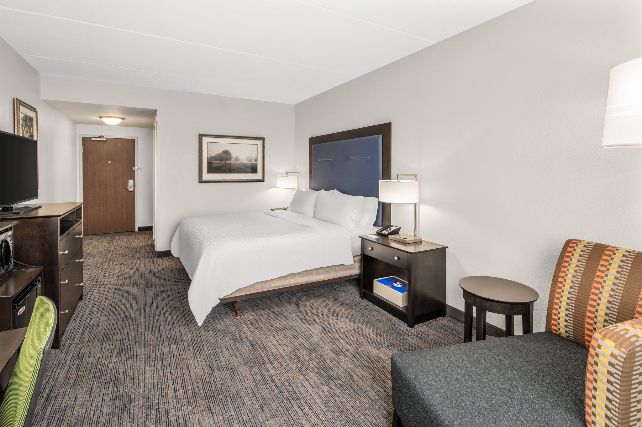 Holiday Inn Express & Suites Wilmington-Newark Photo