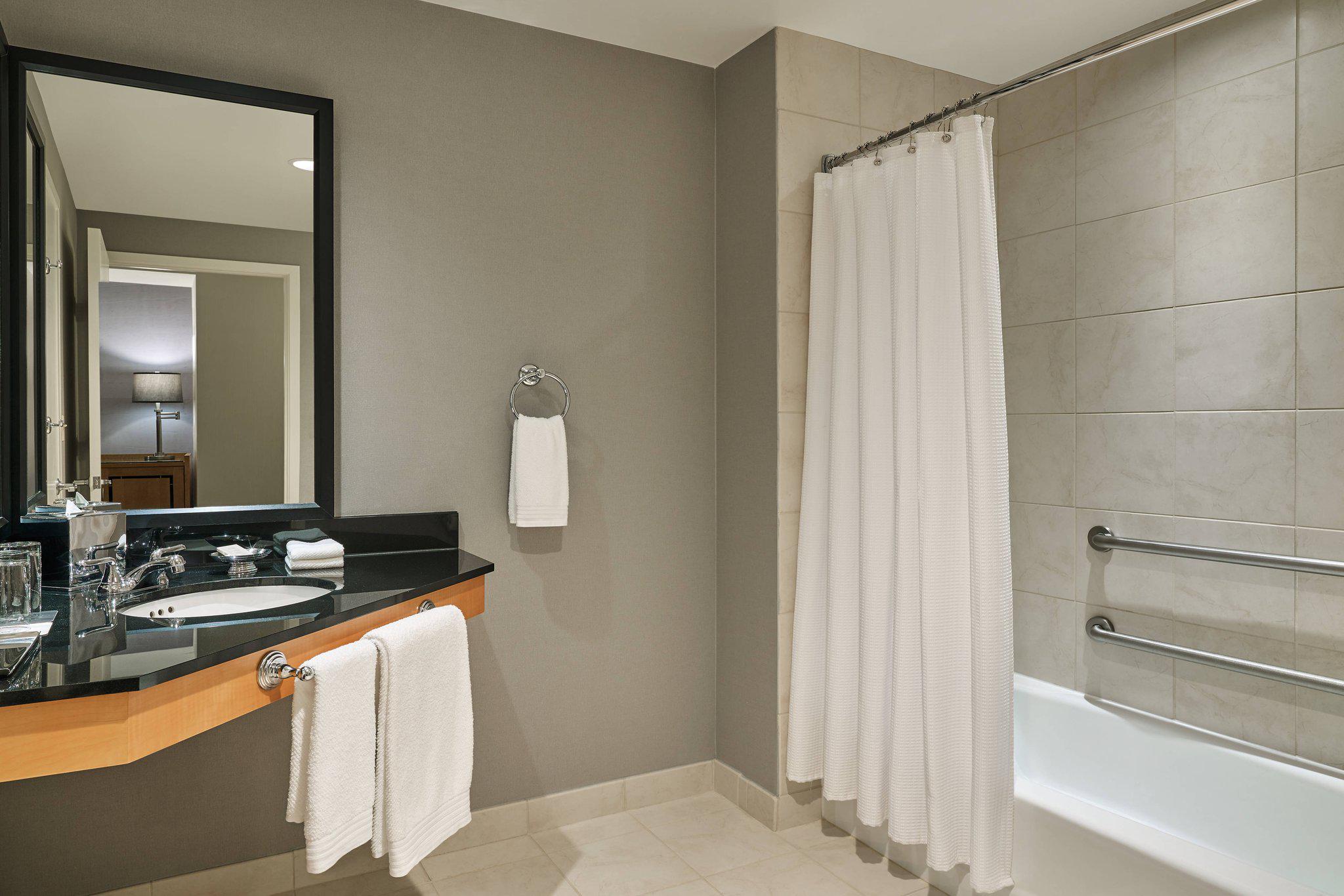 Renaissance Chicago O'Hare Suites Hotel Photo