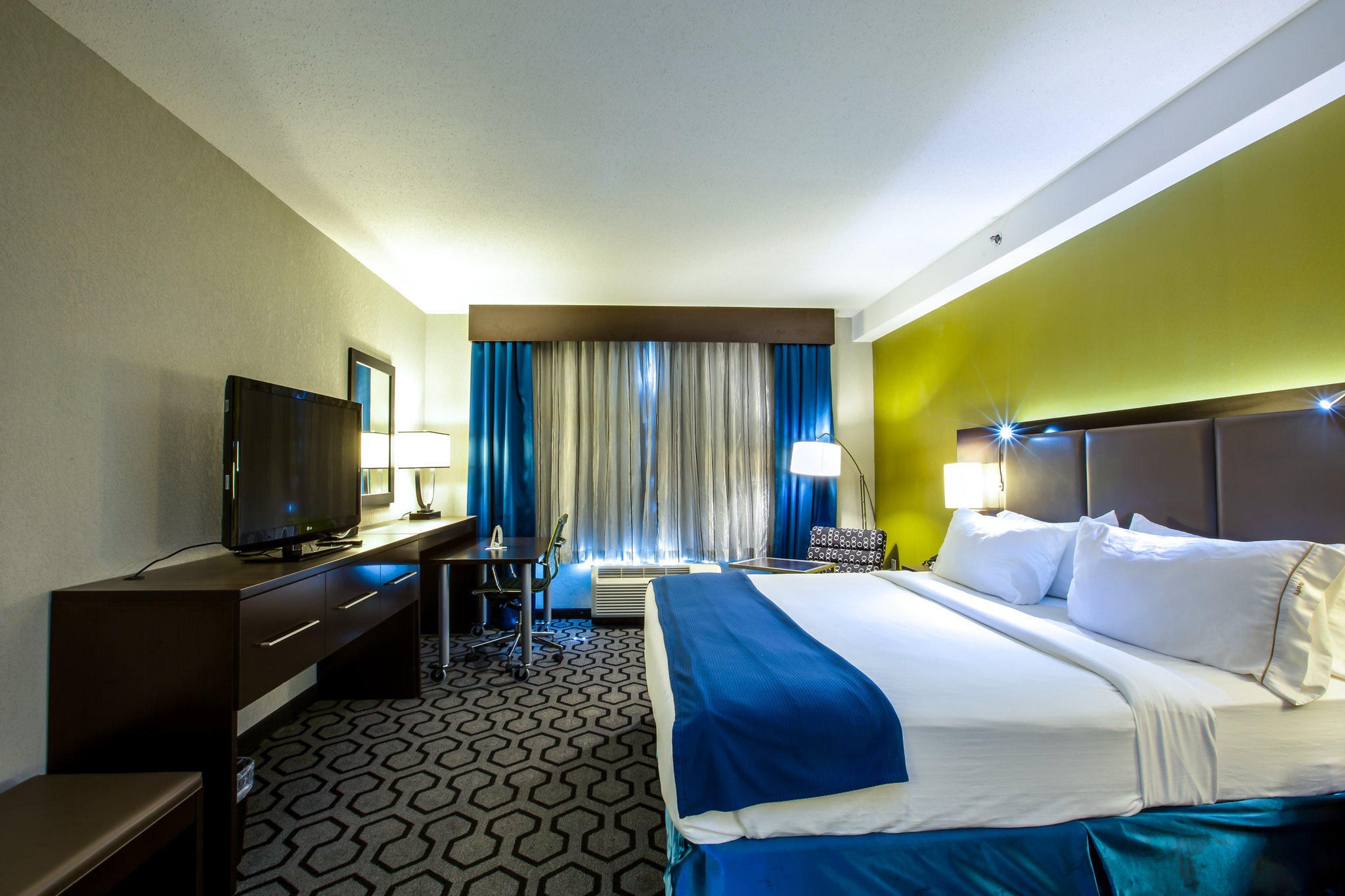 Holiday Inn Express & Suites Charleston Arpt-Conv Ctr Area Photo