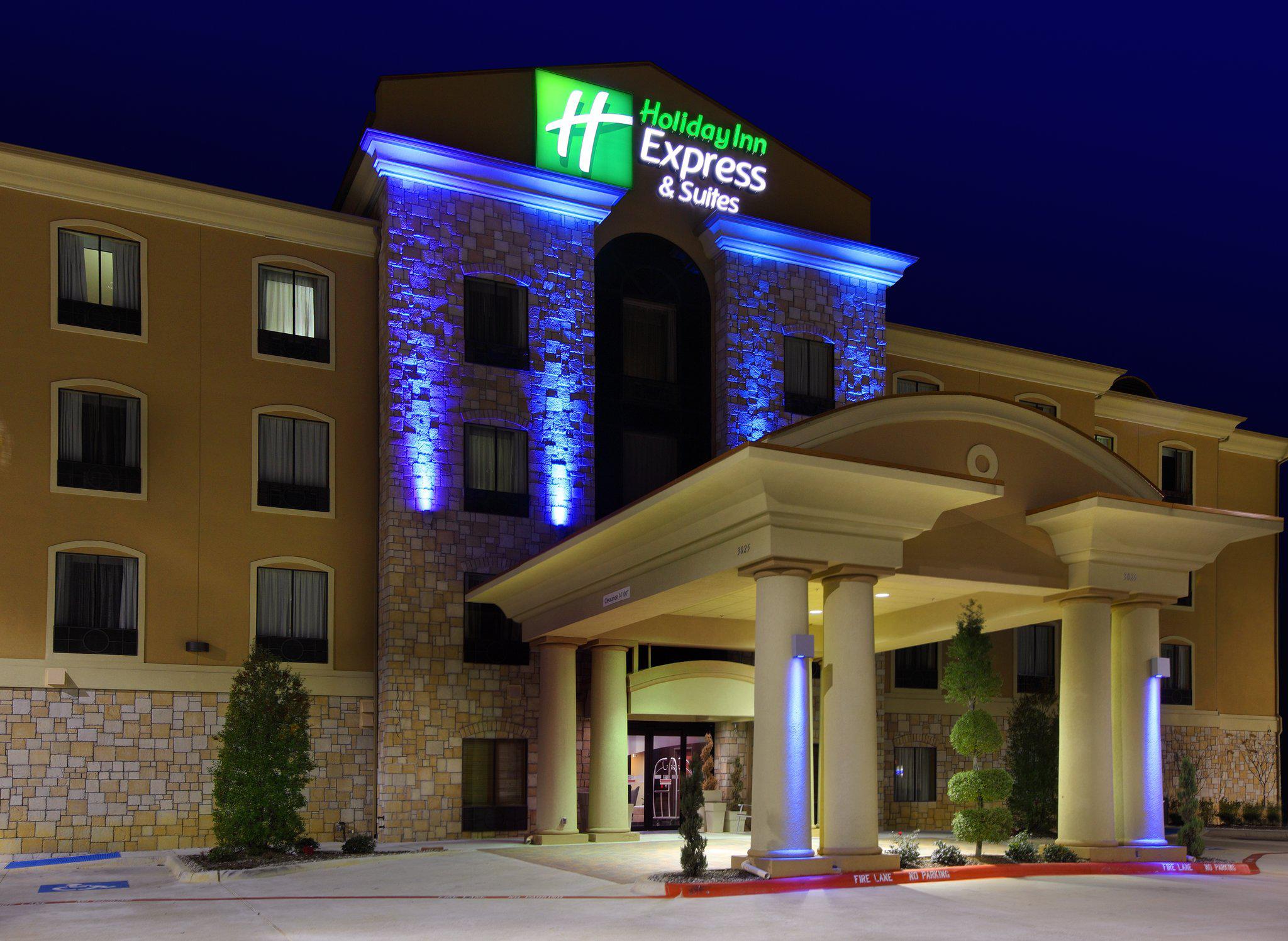 Holiday Inn Express & Suites Paris Photo