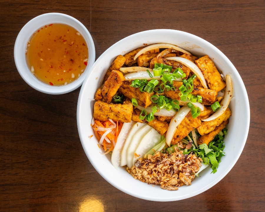 V7. Vermicelli with Onion, Lemongrass Sauteed Tofu