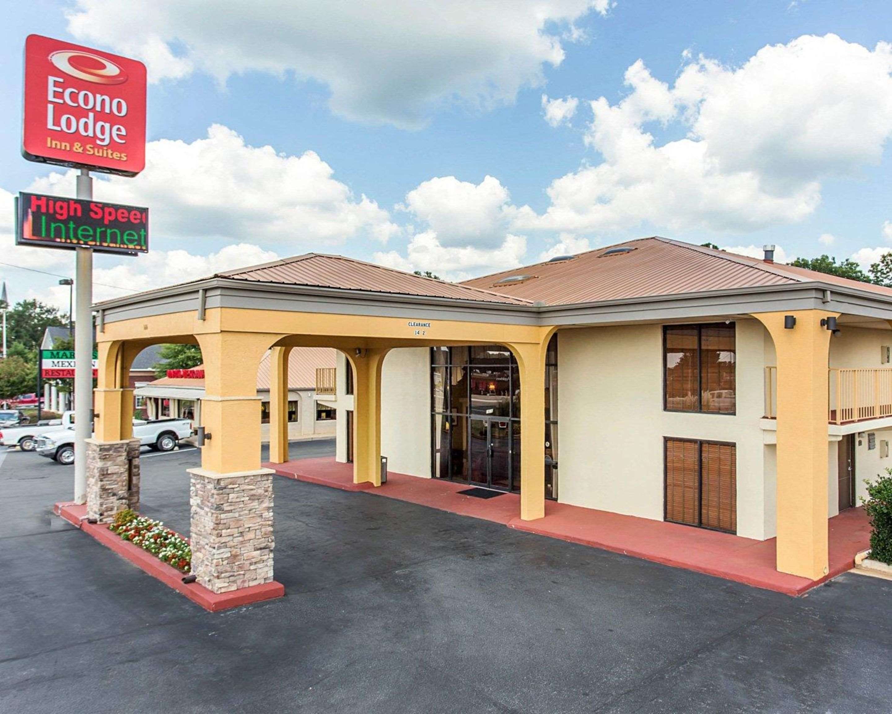 Econo Lodge Inn & Suites Photo