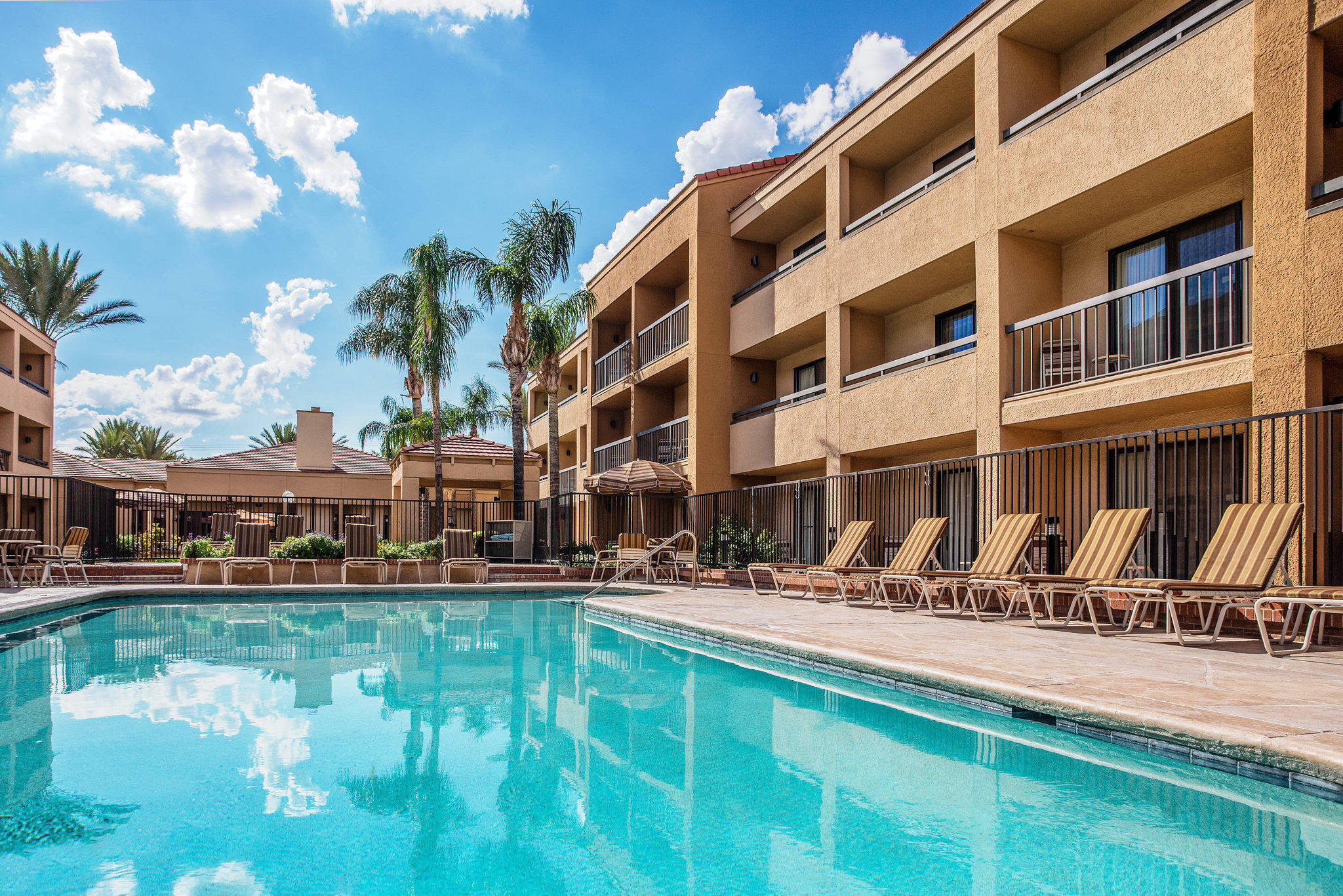 Courtyard by Marriott Tucson Airport Photo