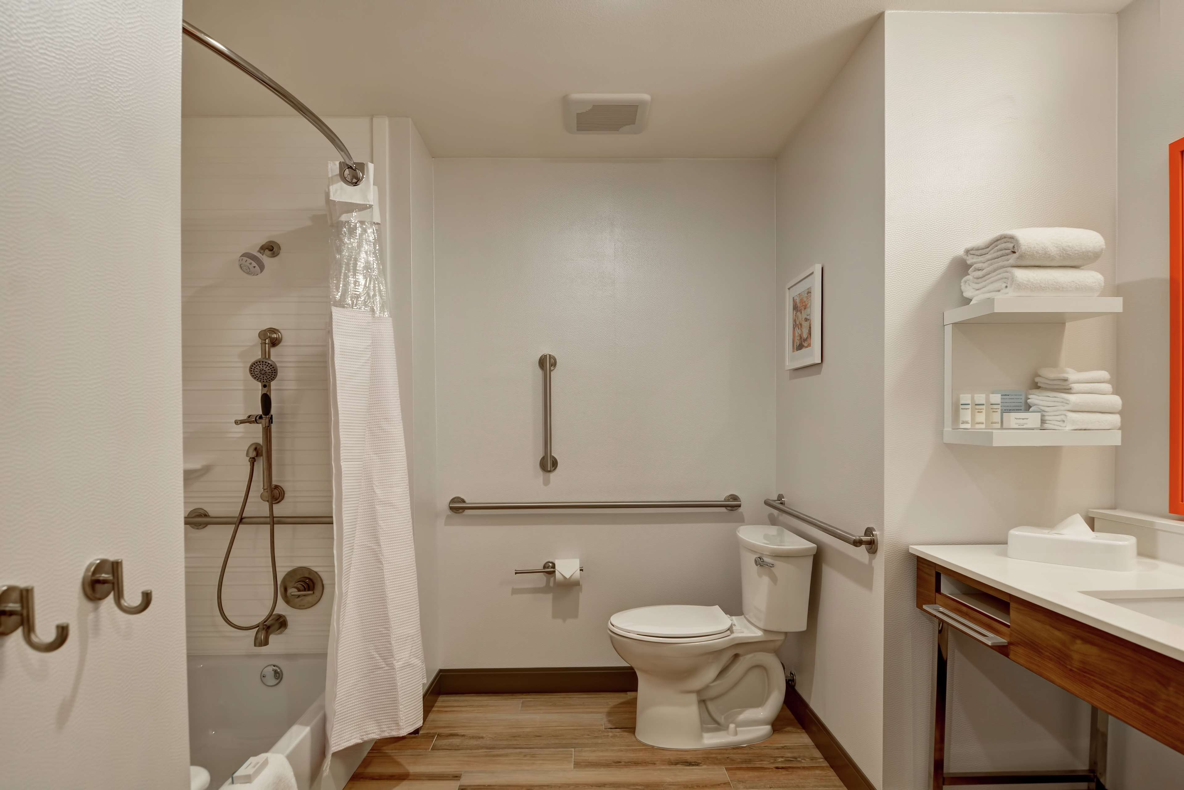 Guest room bath