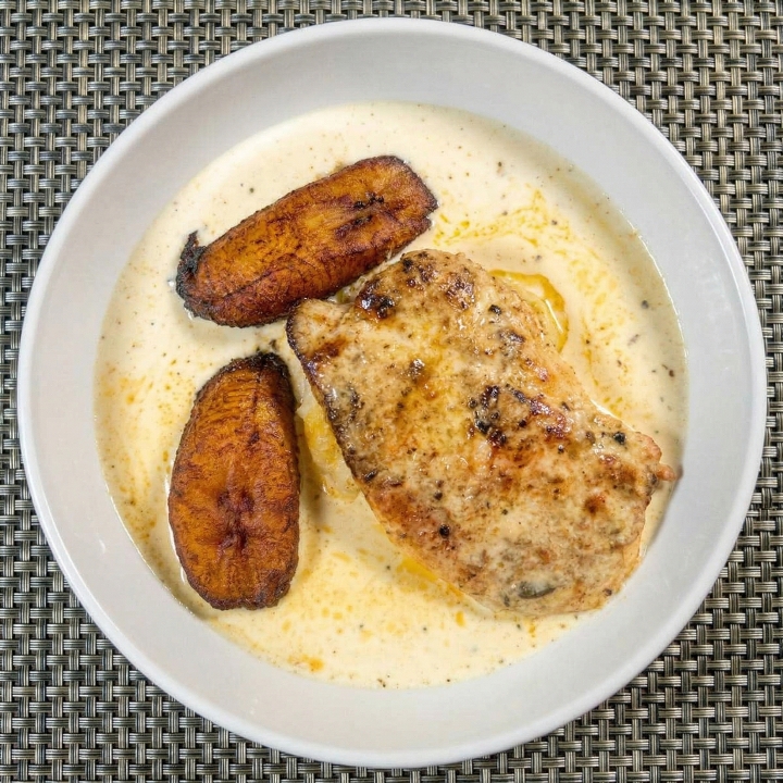 Pollo En Crema De Ajo