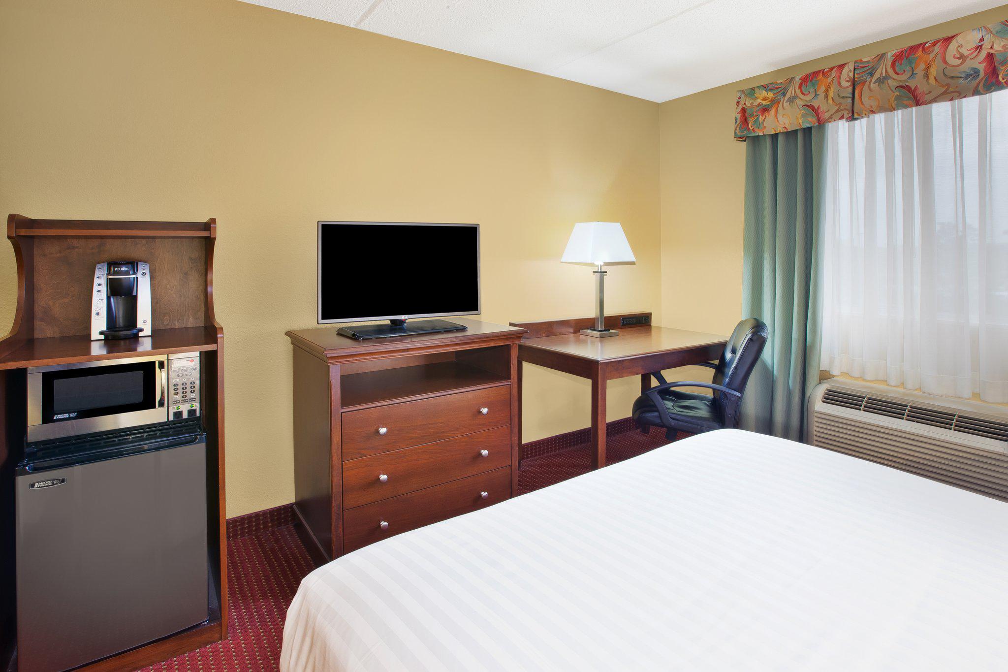 Holiday Inn Express Irwin (PA Tpk Exit 67) Photo