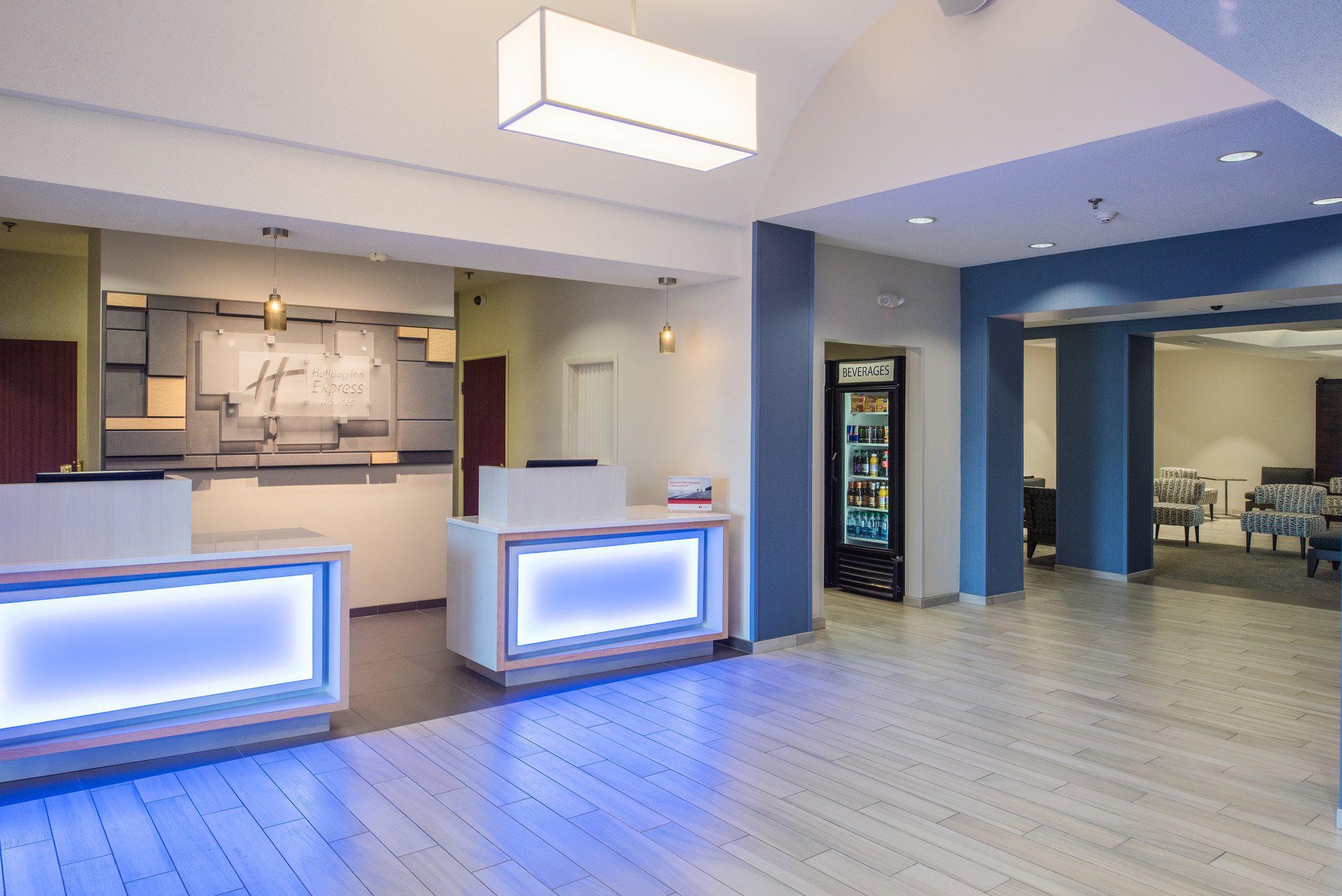 Holiday Inn Express & Suites Burlington Photo