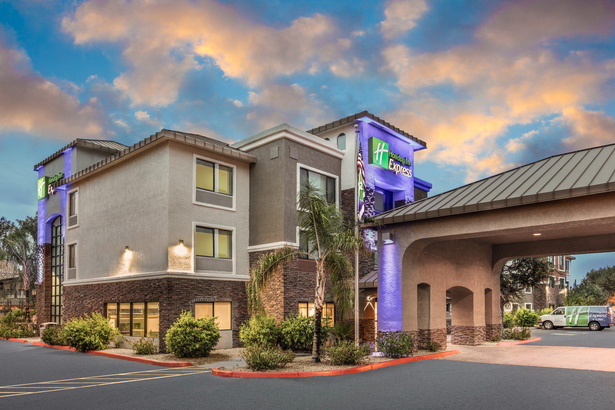 Holiday Inn Express & Suites Phoenix Tempe - University Photo