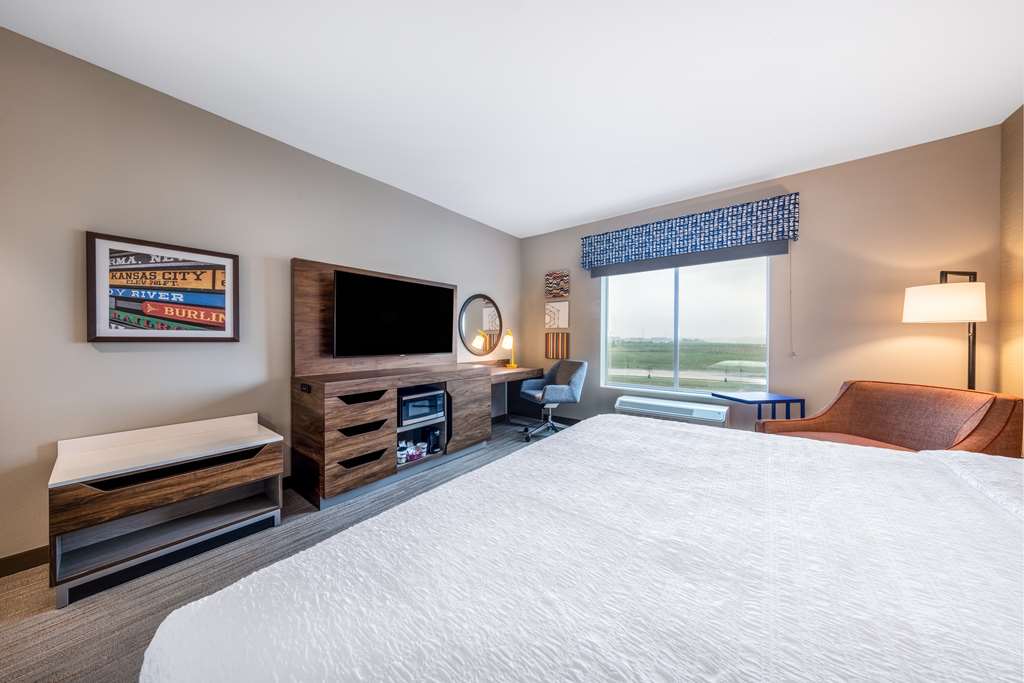 Hampton Inn Kansas City Southeast Image