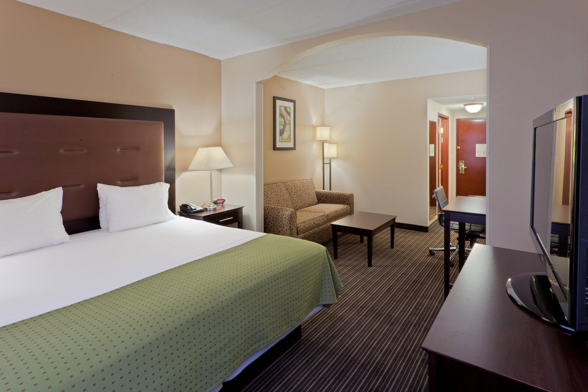 Holiday Inn Express & Suites Charleston-Southridge Photo