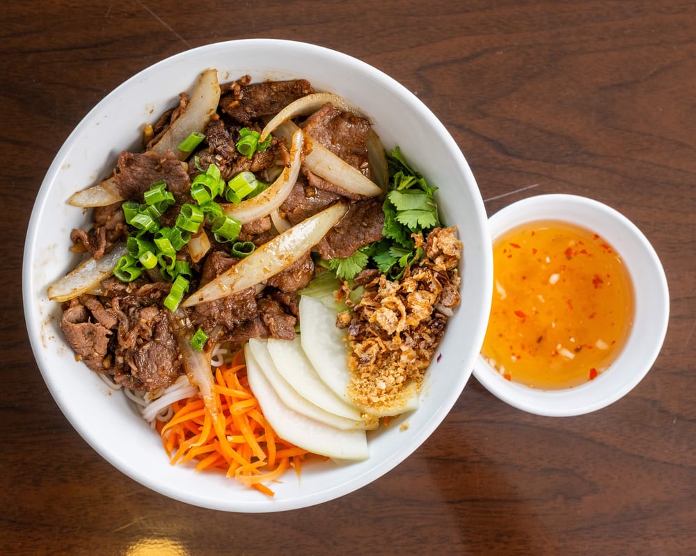 V6. Vermicelli with Onion, Lemon Grass Sauteed Beef