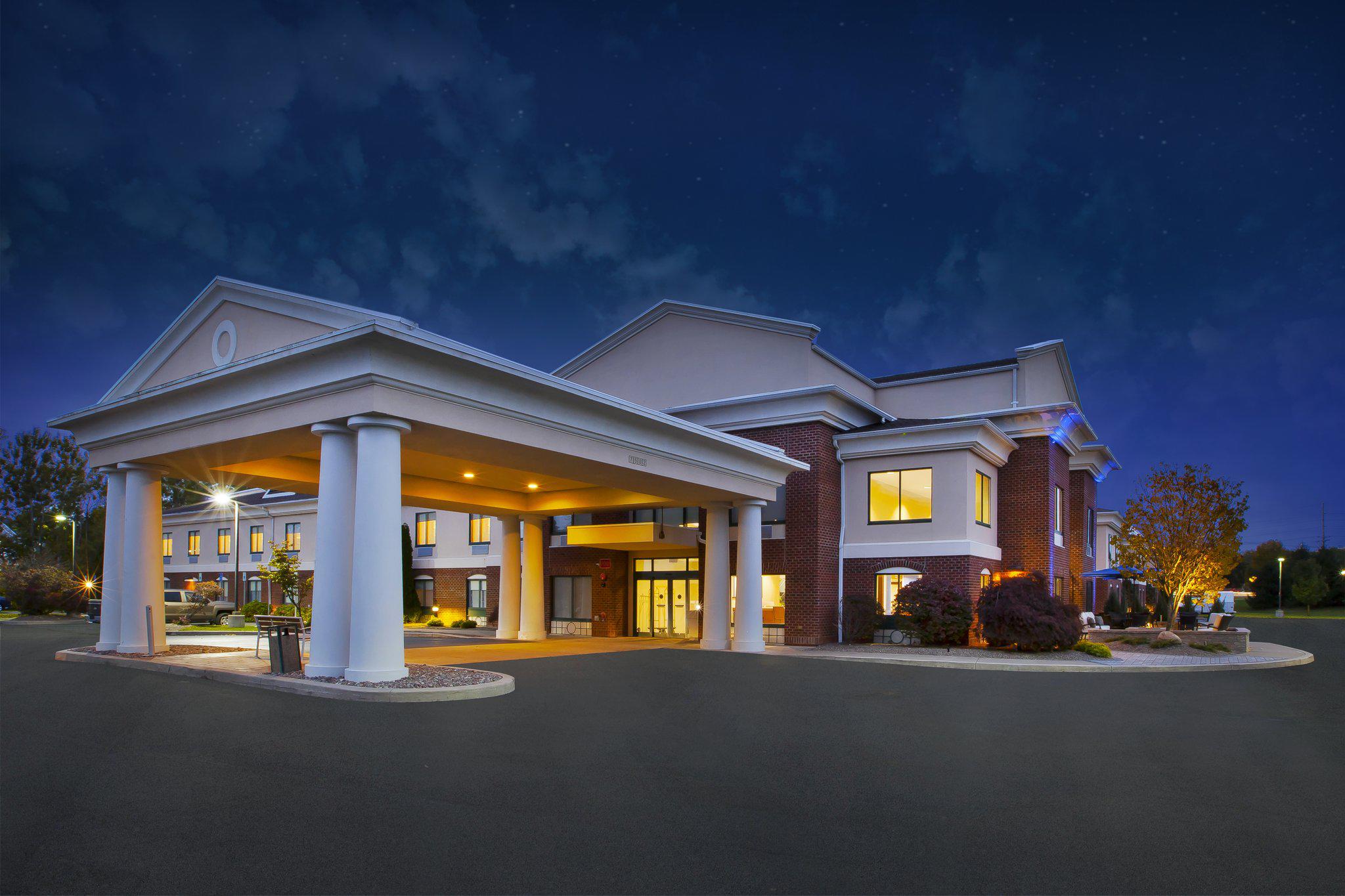 Holiday Inn Express & Suites Rochester-Victor Photo