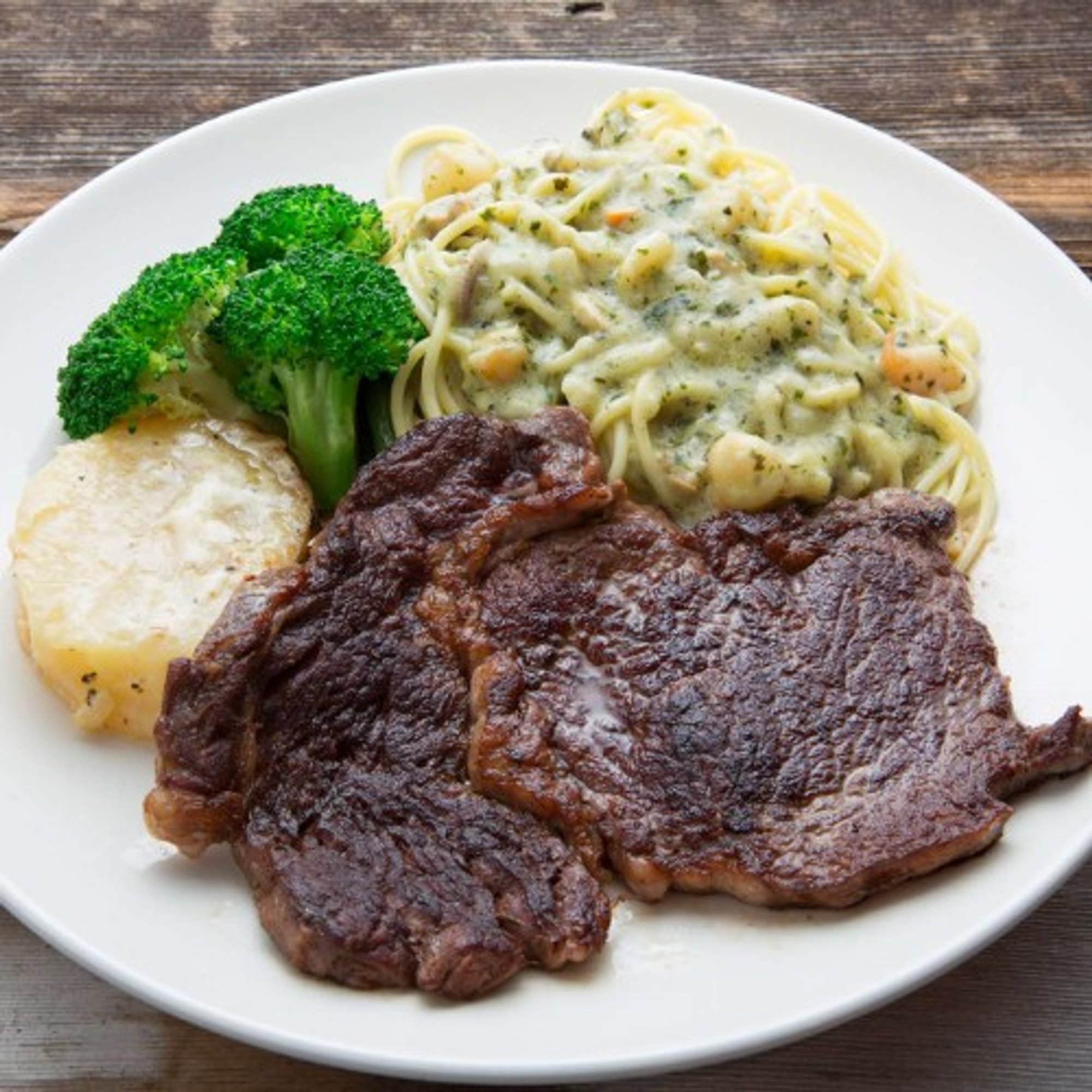 G01 Grilled Angus Rib-Eye Steak with Seafood in Basil Cream Sauce Pasta 安格斯肉眼扒配