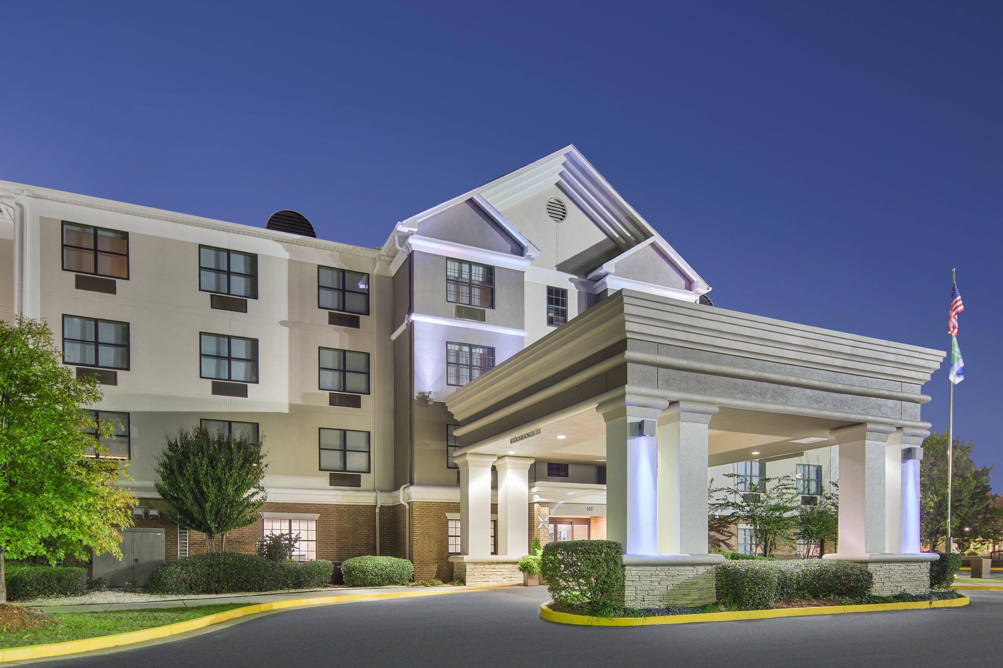 Holiday Inn Express & Suites Byron Photo