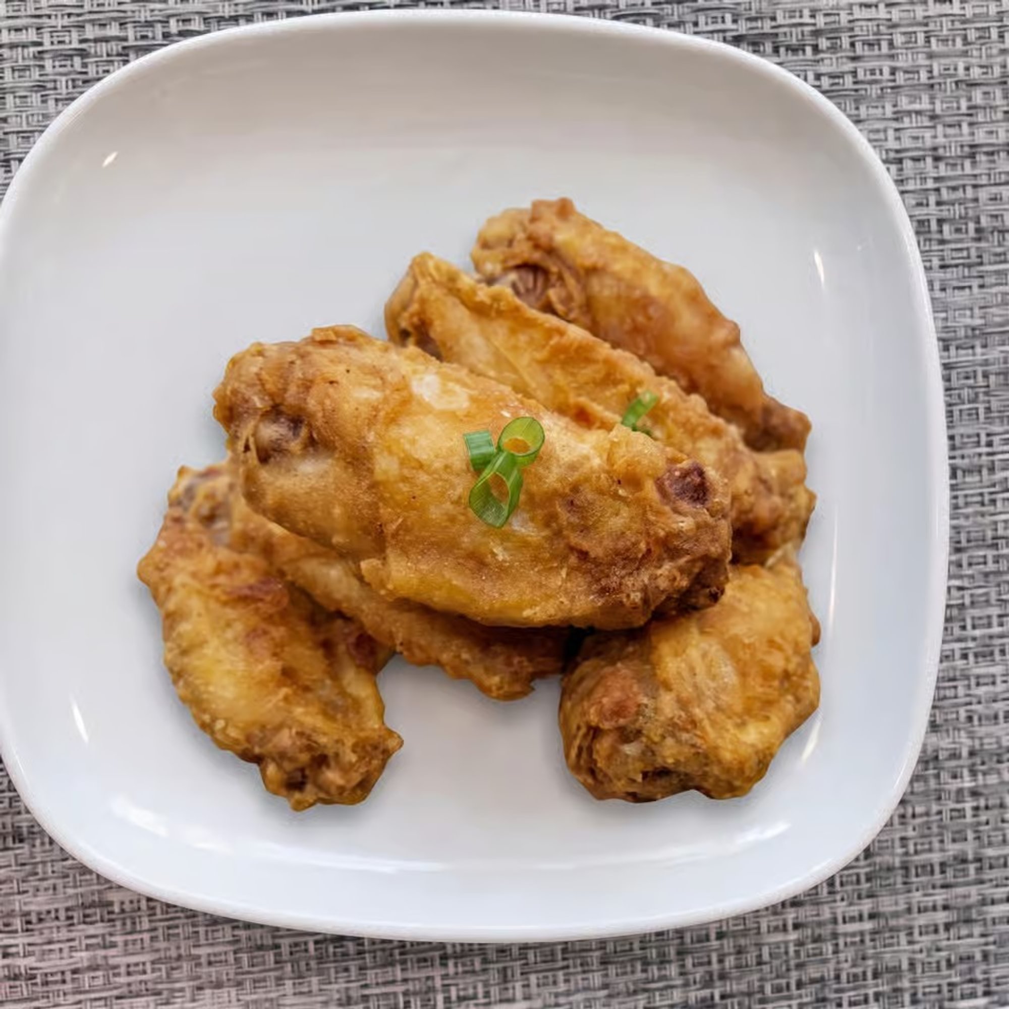 Deep Fried Chicken Wings with Spicy Salt & Pepper / 椒鹽雞翼