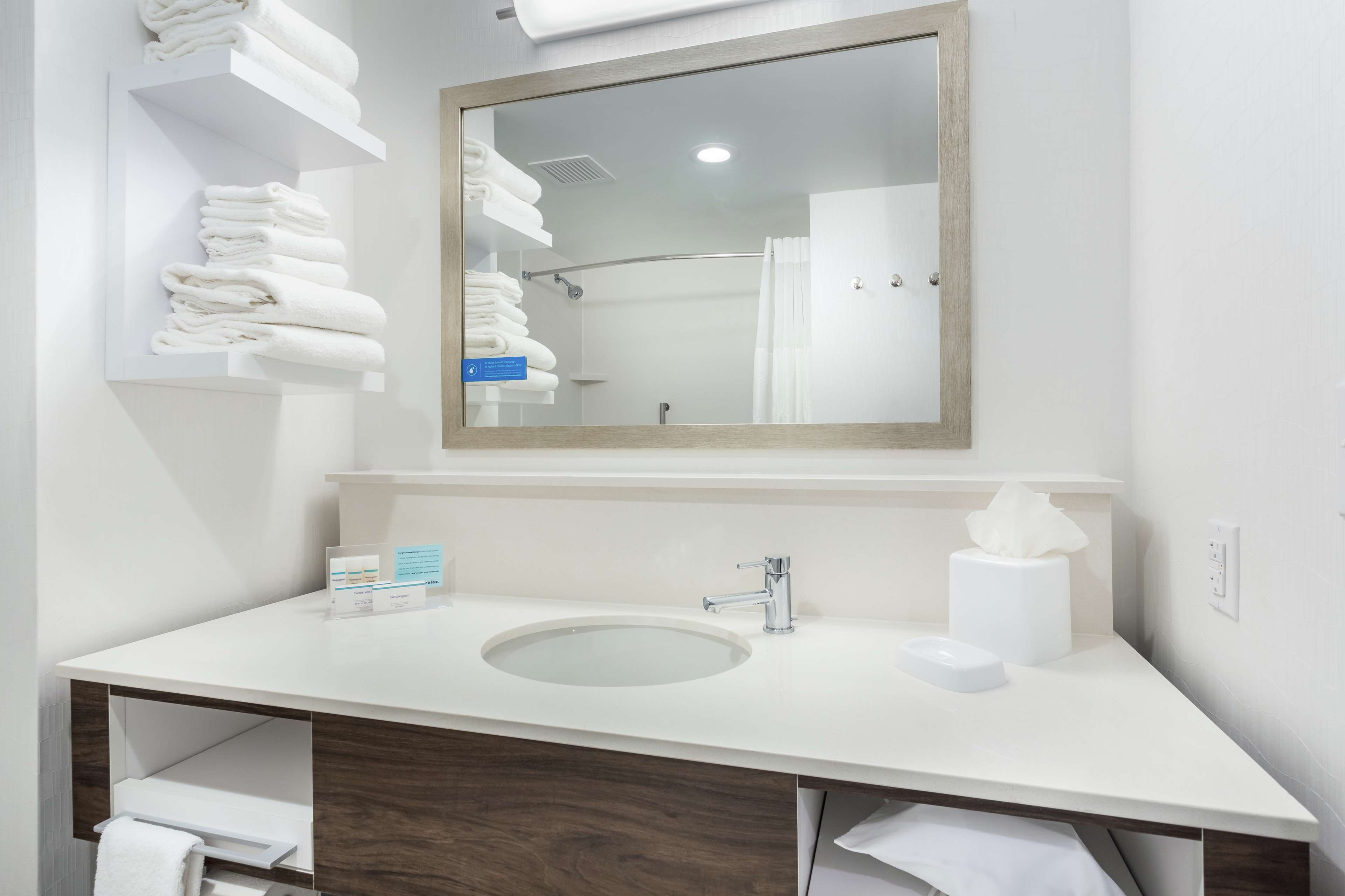 Guest room bath