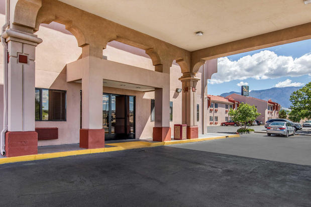 Images Quality Inn & Suites