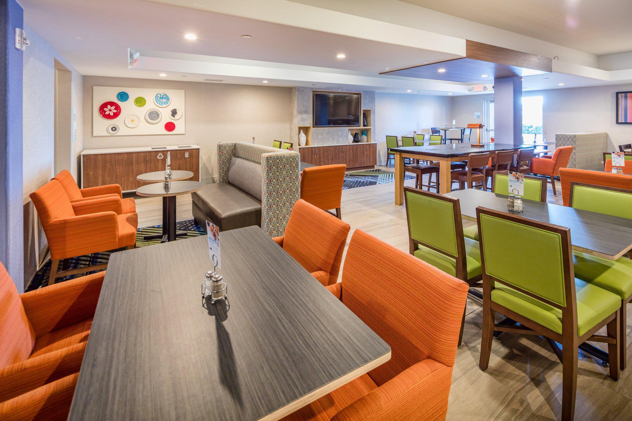 Holiday Inn Express & Suites Modesto-Salida Photo