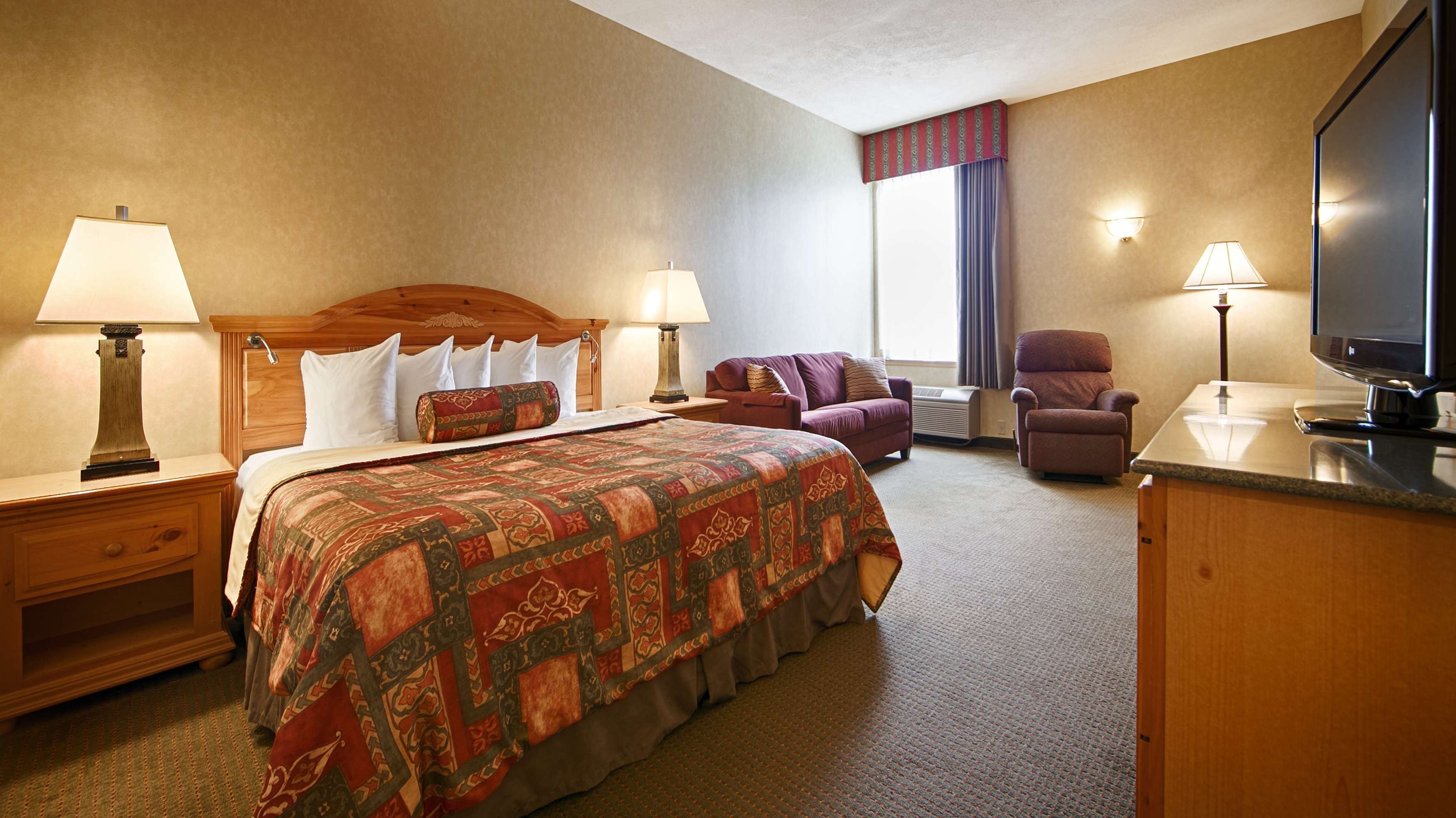 Best Western Plus Revere Inn & Suites Photo