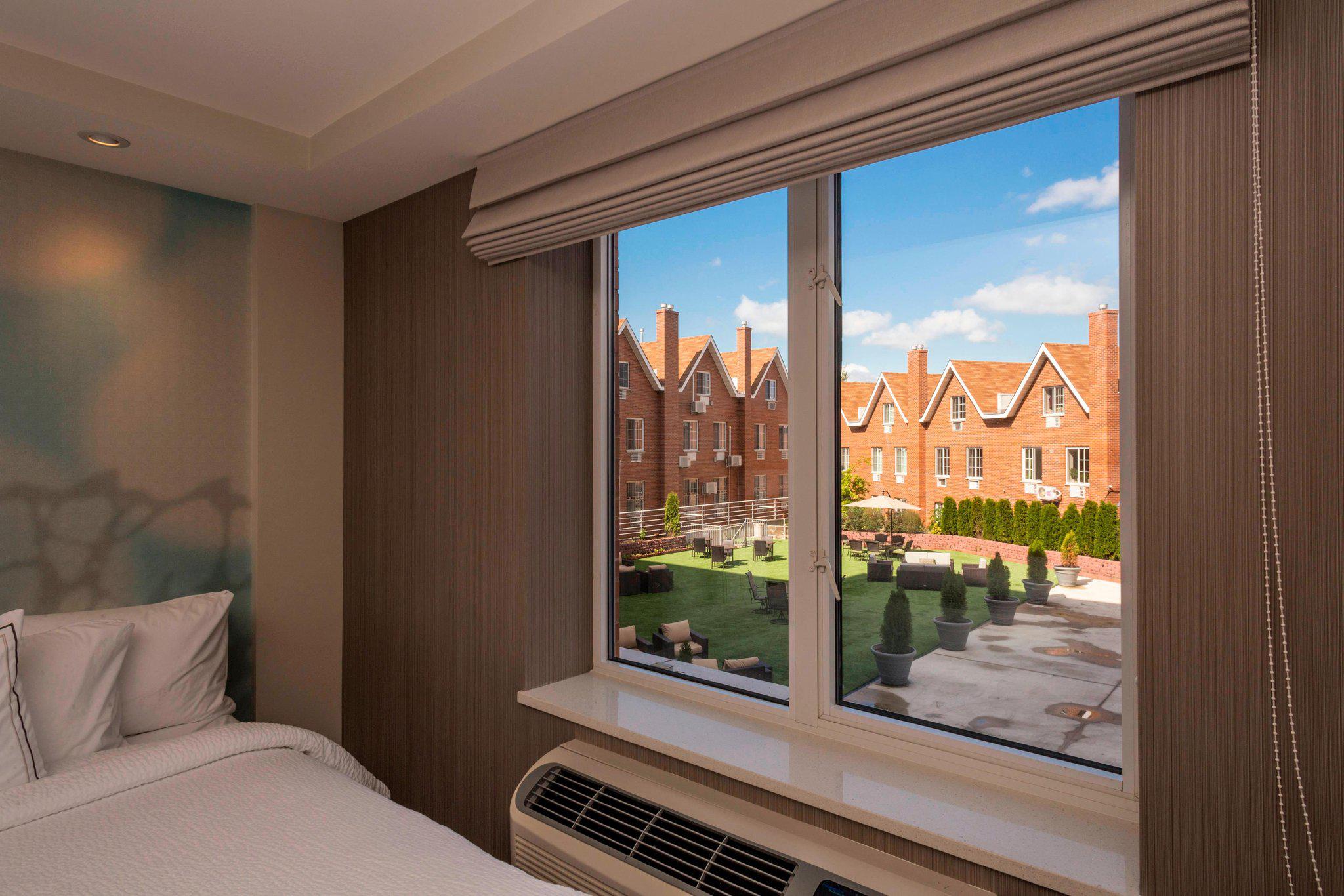 Courtyard by Marriott New York Queens/Fresh Meadows Photo