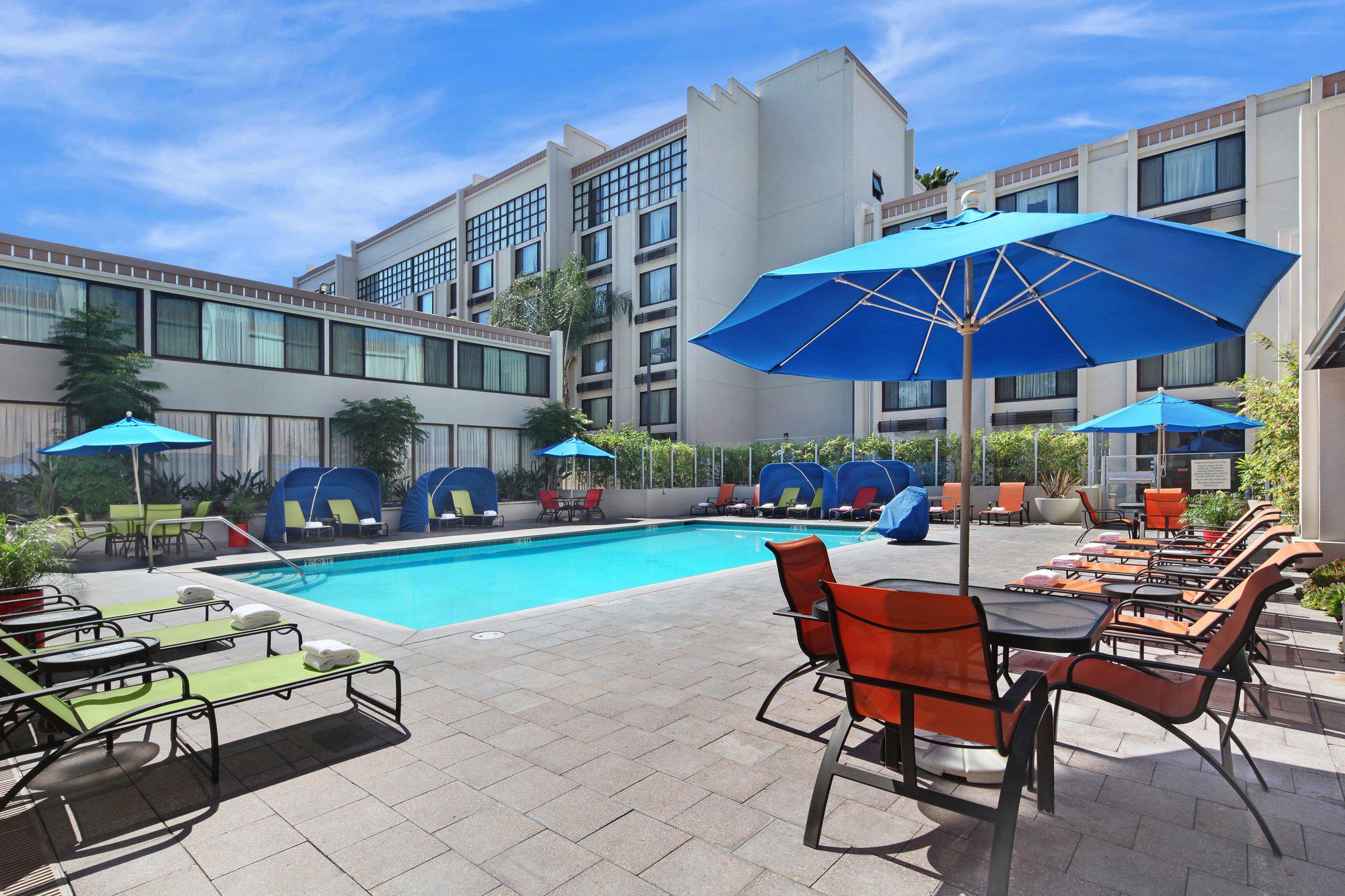 Holiday Inn & Suites Anaheim (1 Blk/Disneyland®) Photo