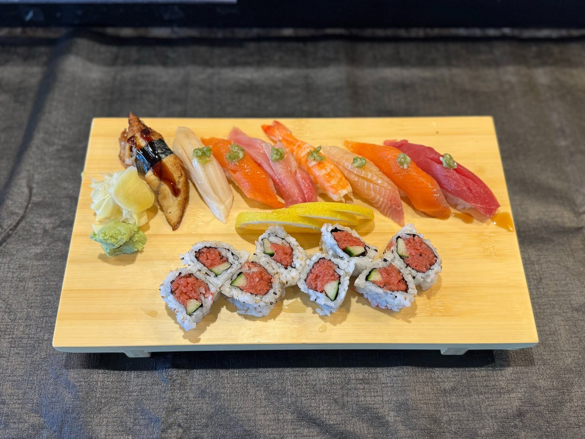 Deluxe Sushi Combo (Chef's Choice 8pcs Sushi & California or Spicy Tuna Roll)