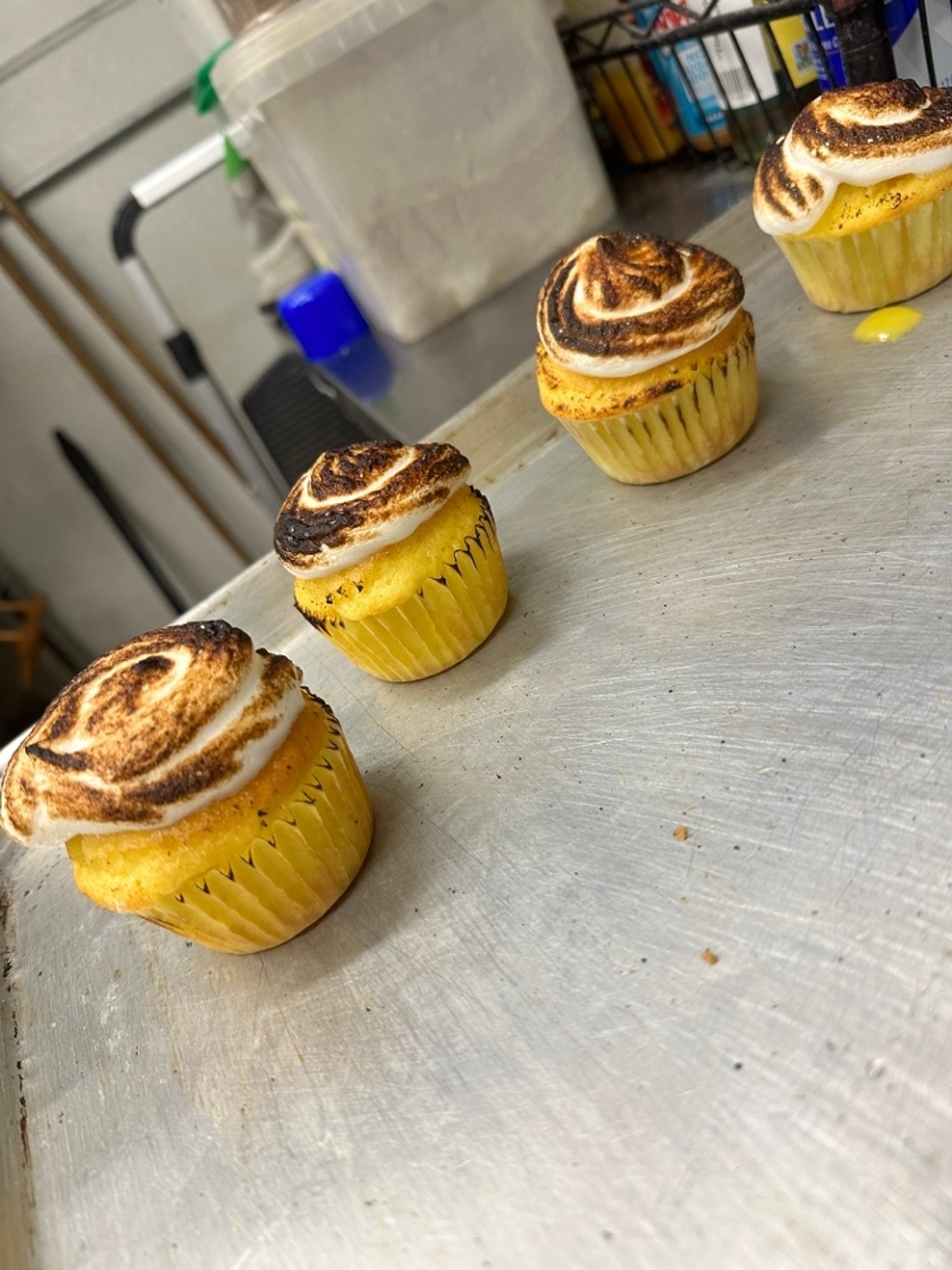 Lemon cupcake with lemon curd and meringue (Copy)
