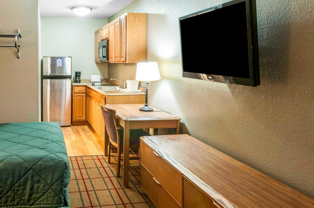 Images Rodeway Inn East
