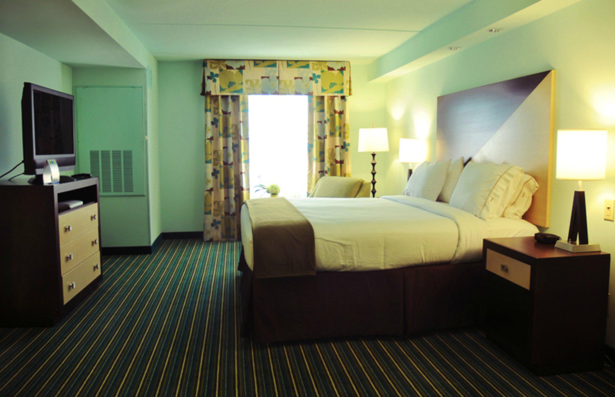 Holiday Inn Express & Suites Norfolk Airport Photo