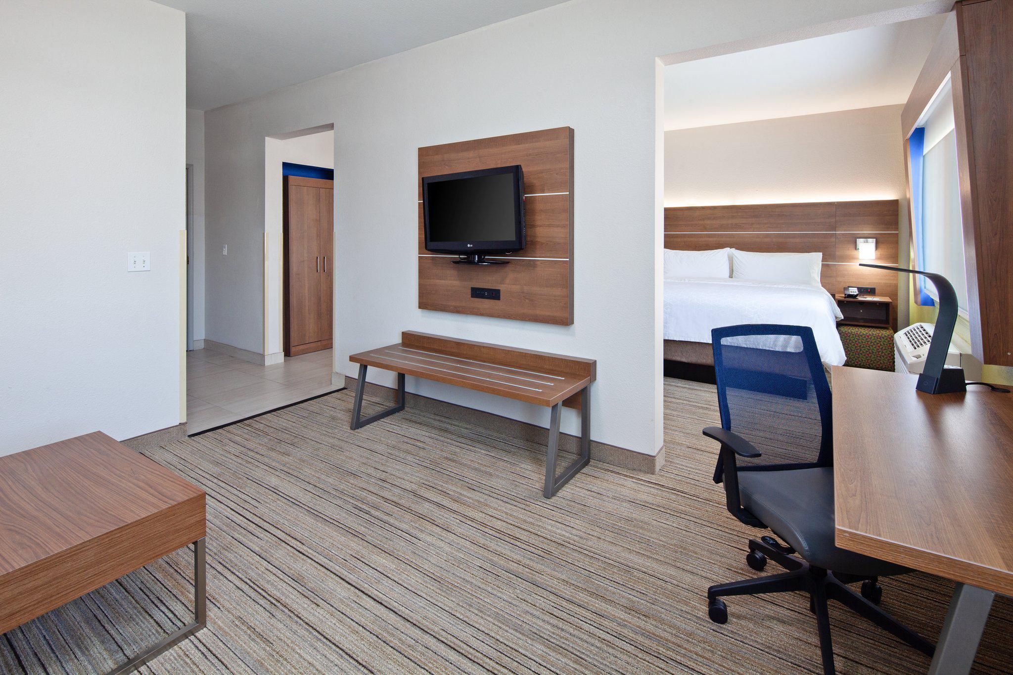 Holiday Inn Express & Suites Tulare Photo